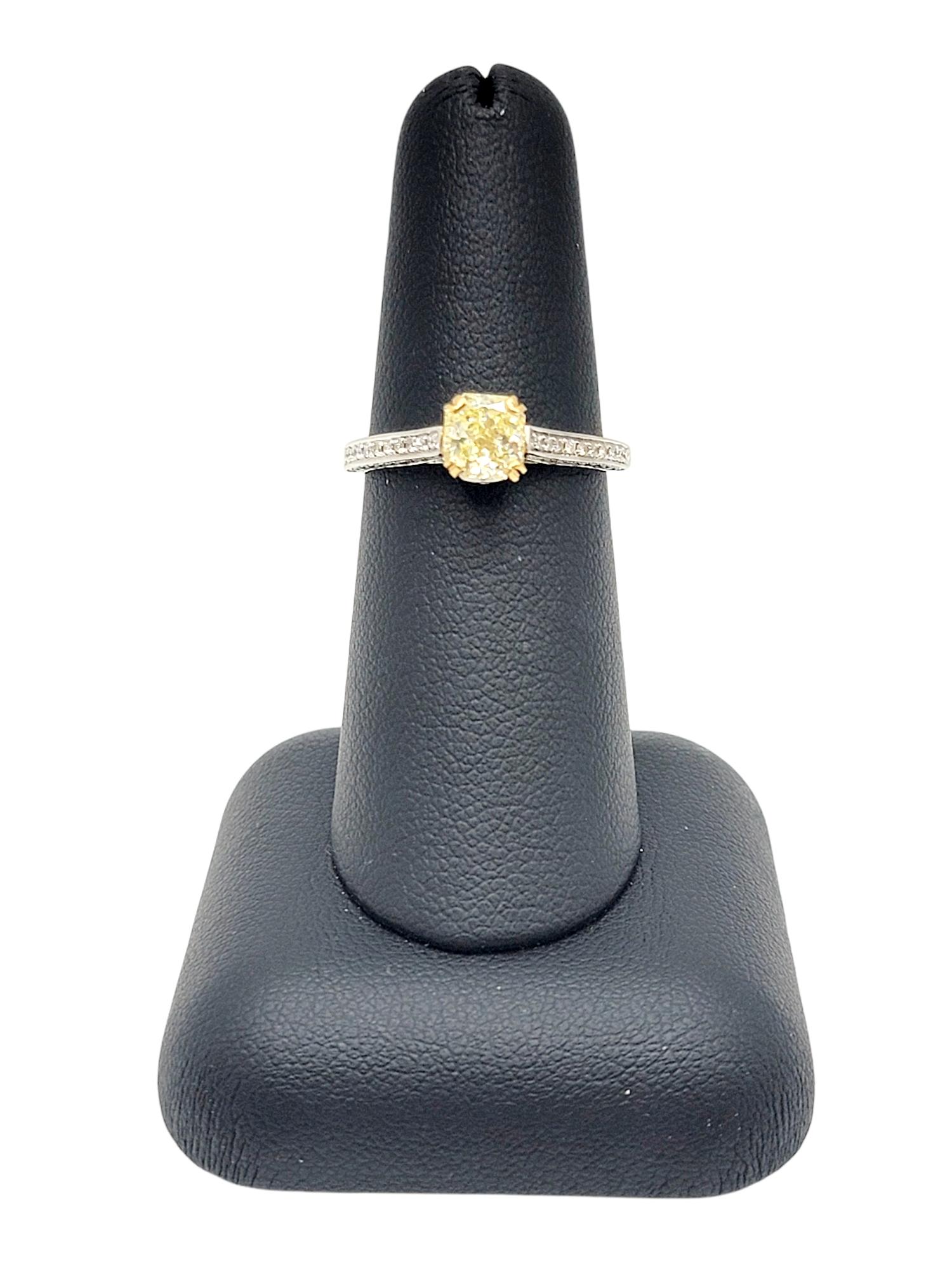 Bague de fiançailles en or blanc avec diamant jaune radiant fantaisie taille radiant en vente 3
