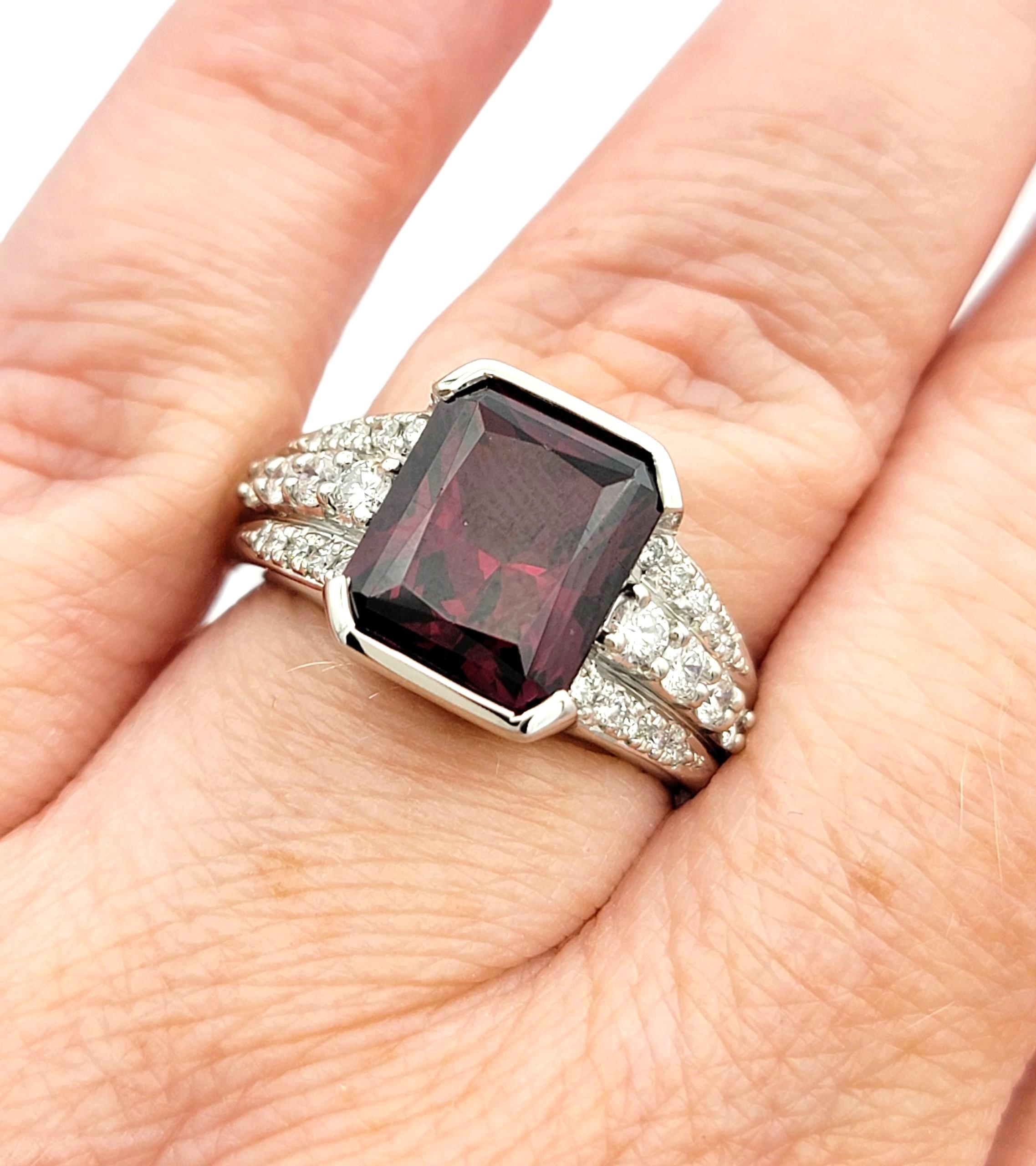 Bague de cocktail en platine poli, grenat taille radieuse et diamants à plusieurs rangs en vente 6