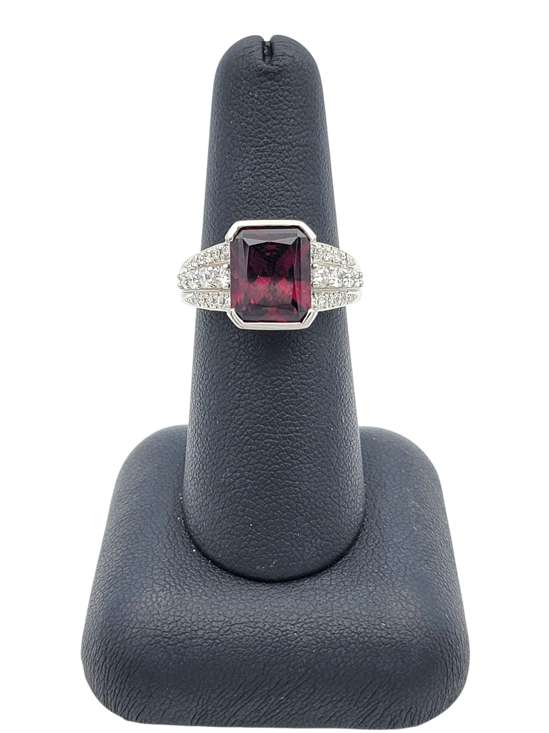 Bague de cocktail en platine poli, grenat taille radieuse et diamants à plusieurs rangs en vente 7