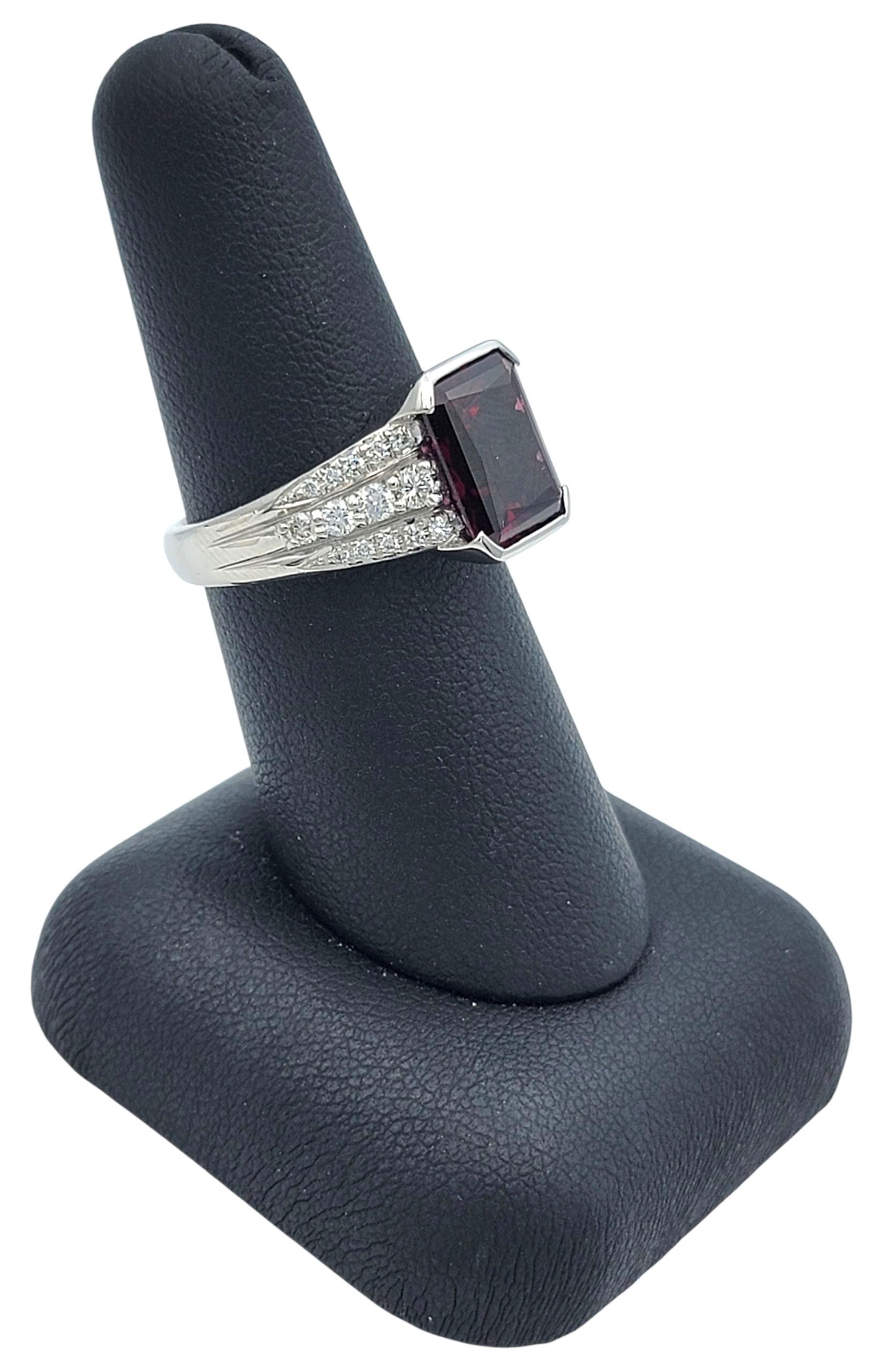 Bague de cocktail en platine poli, grenat taille radieuse et diamants à plusieurs rangs en vente 8