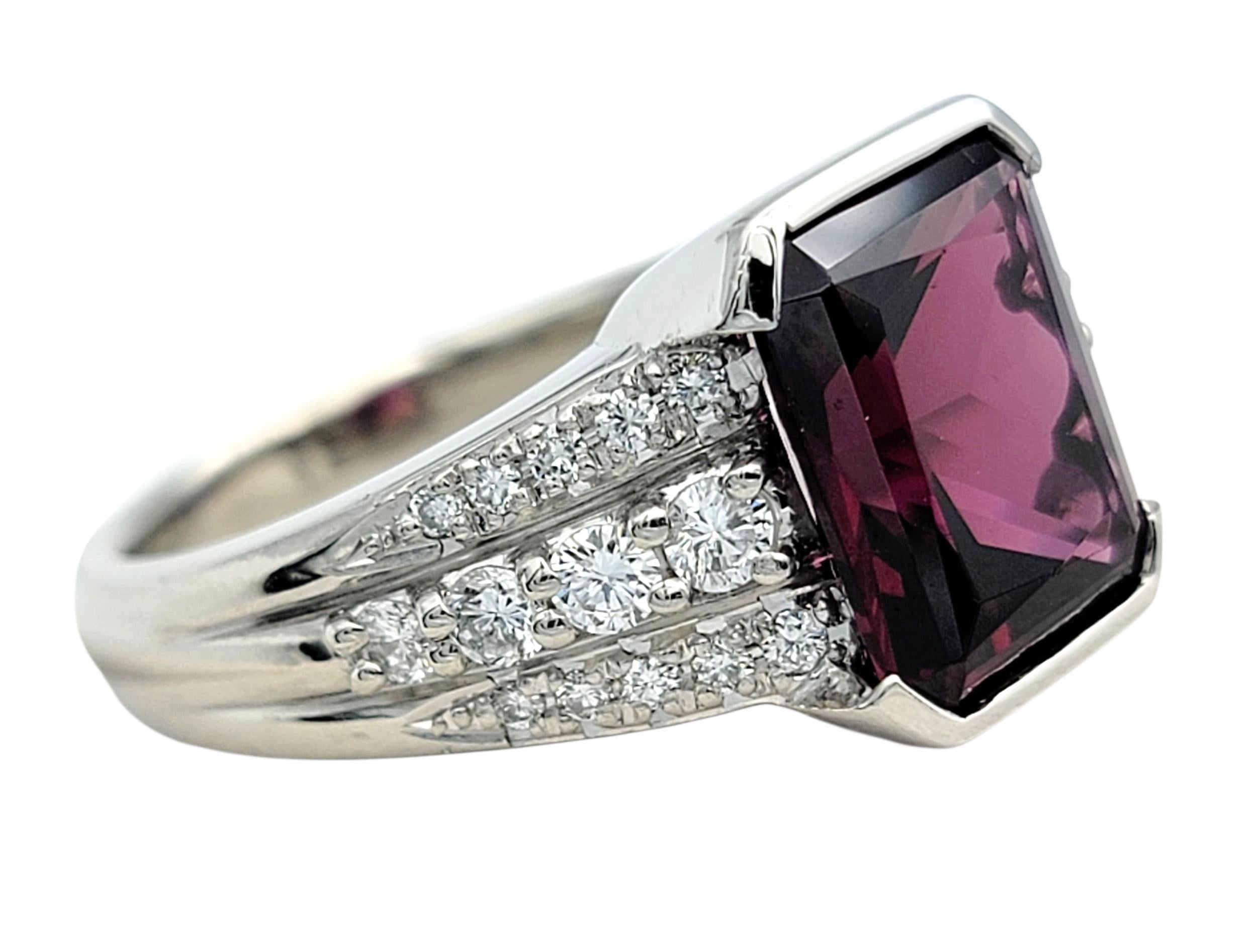 Bague de cocktail en platine poli, grenat taille radieuse et diamants à plusieurs rangs Bon état - En vente à Scottsdale, AZ