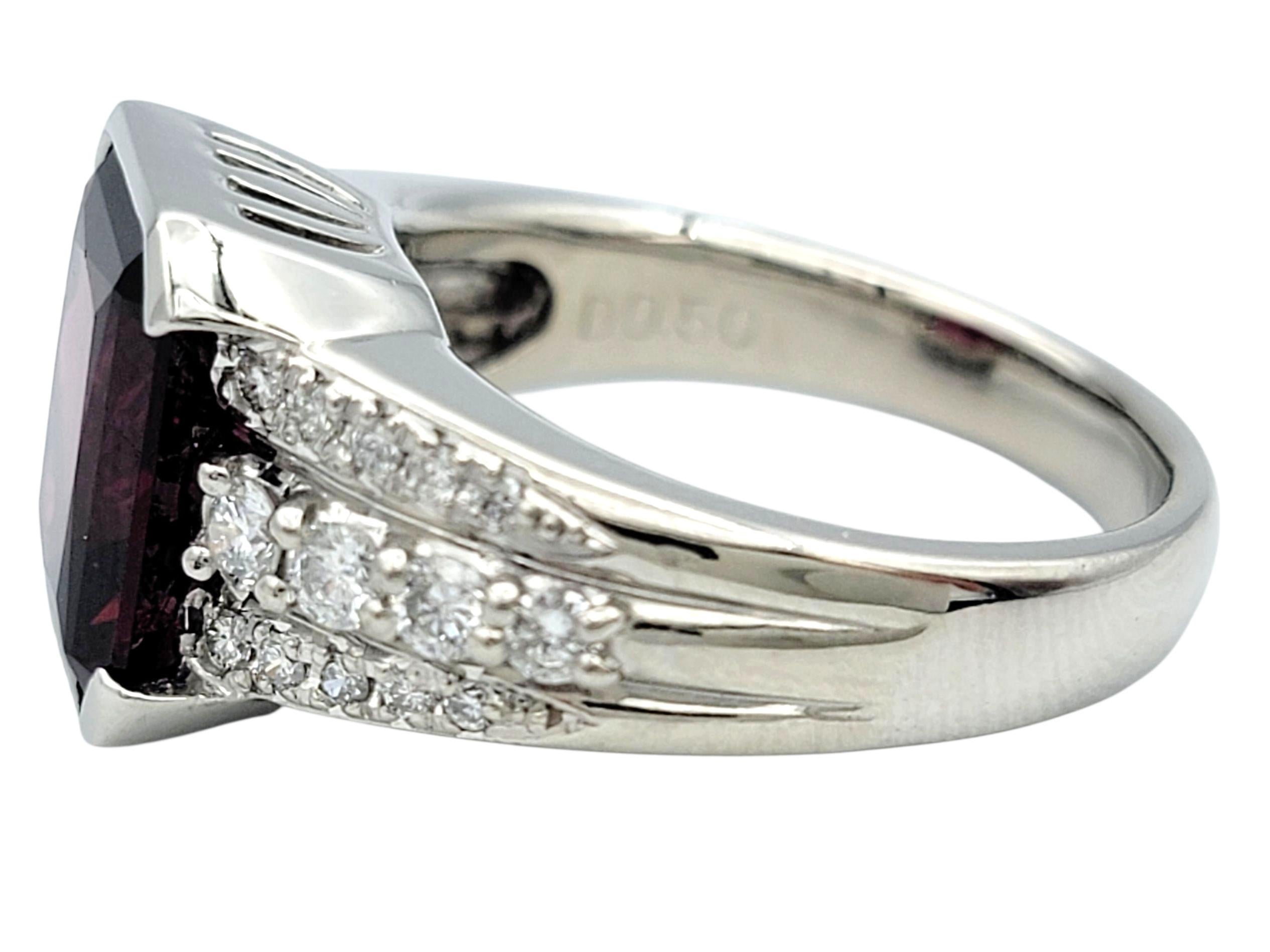 Bague de cocktail en platine poli, grenat taille radieuse et diamants à plusieurs rangs Pour femmes en vente