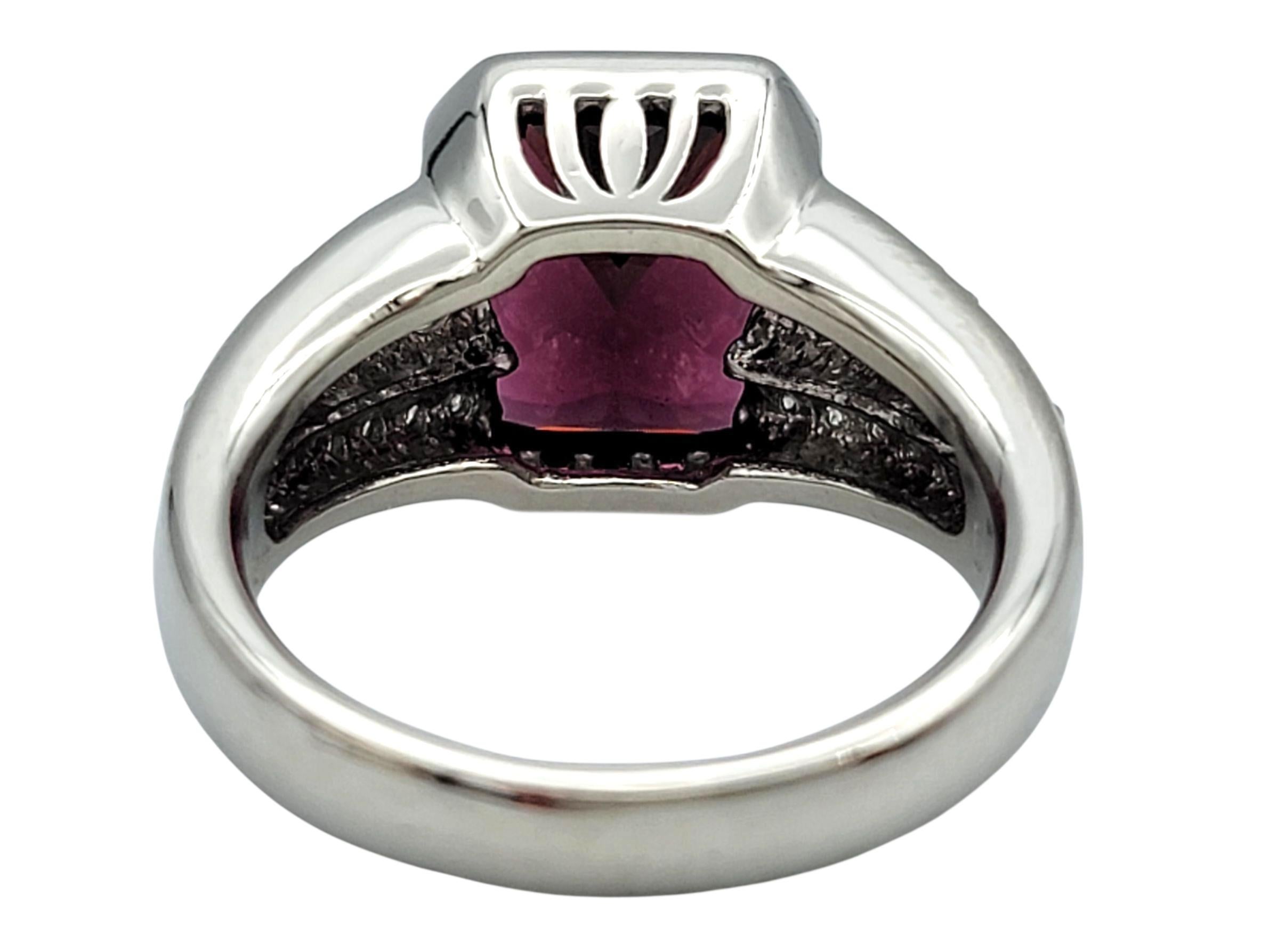 Bague de cocktail en platine poli, grenat taille radieuse et diamants à plusieurs rangs en vente 1
