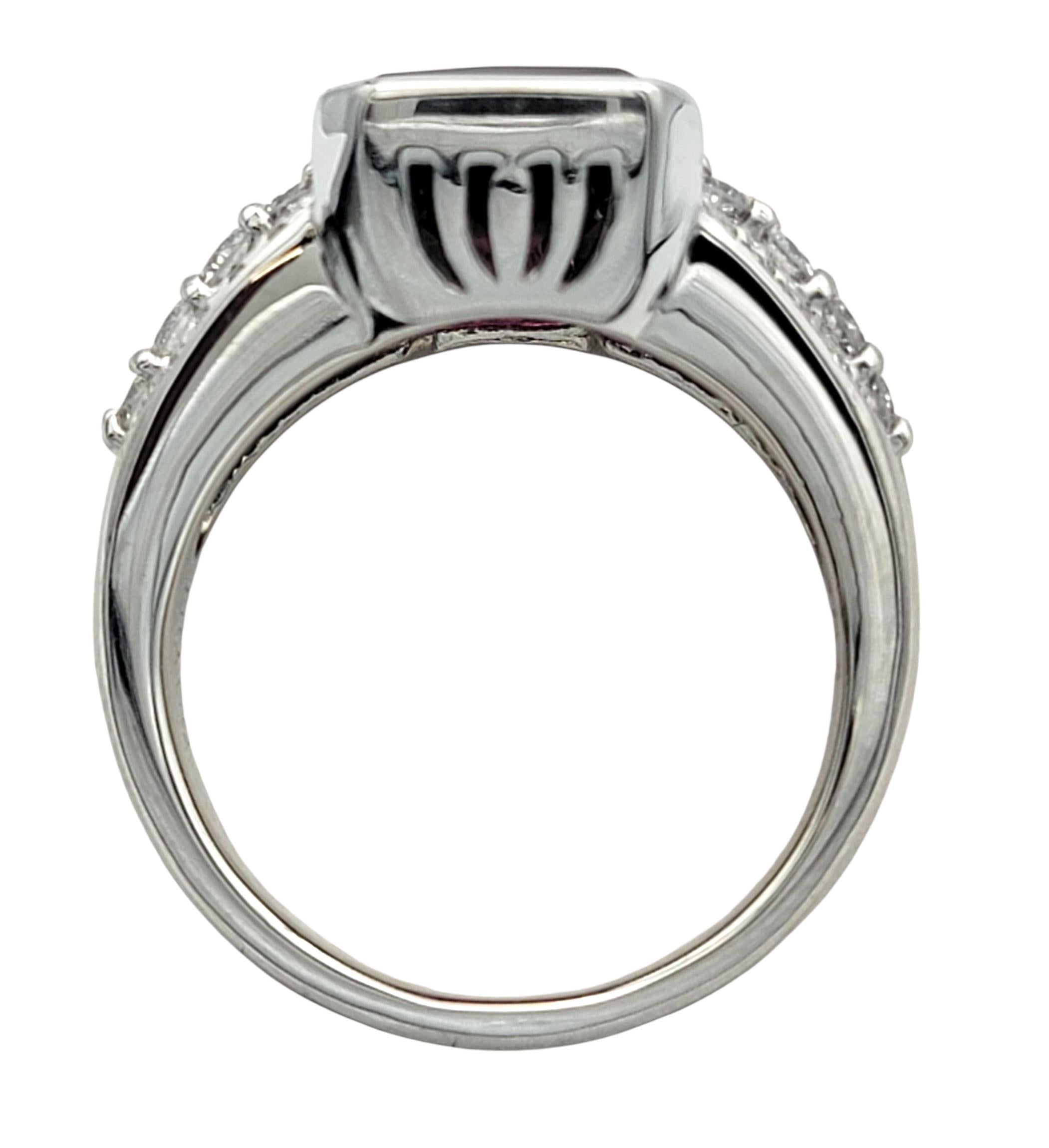 Bague de cocktail en platine poli, grenat taille radieuse et diamants à plusieurs rangs en vente 2