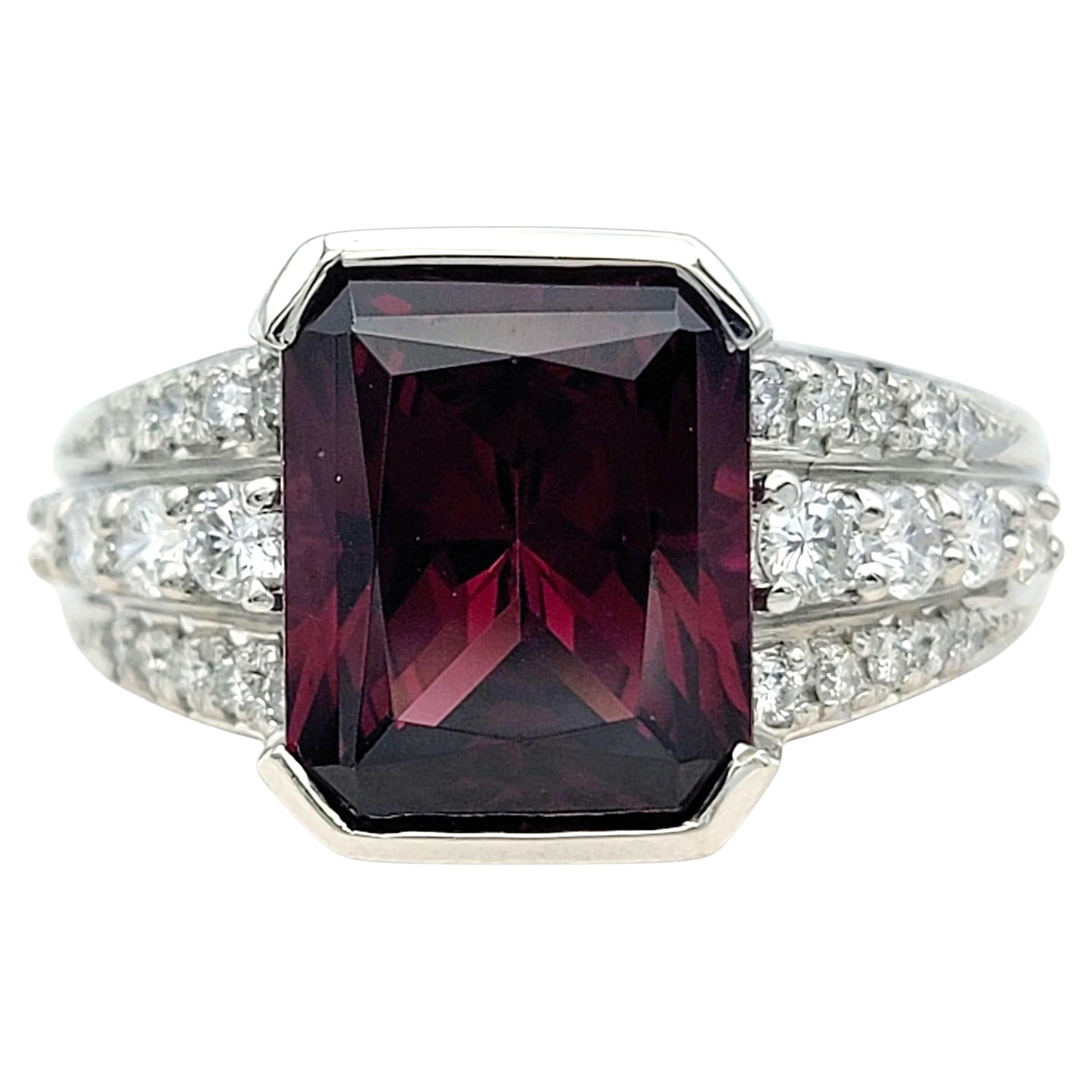 Bague de cocktail en platine poli, grenat taille radieuse et diamants à plusieurs rangs