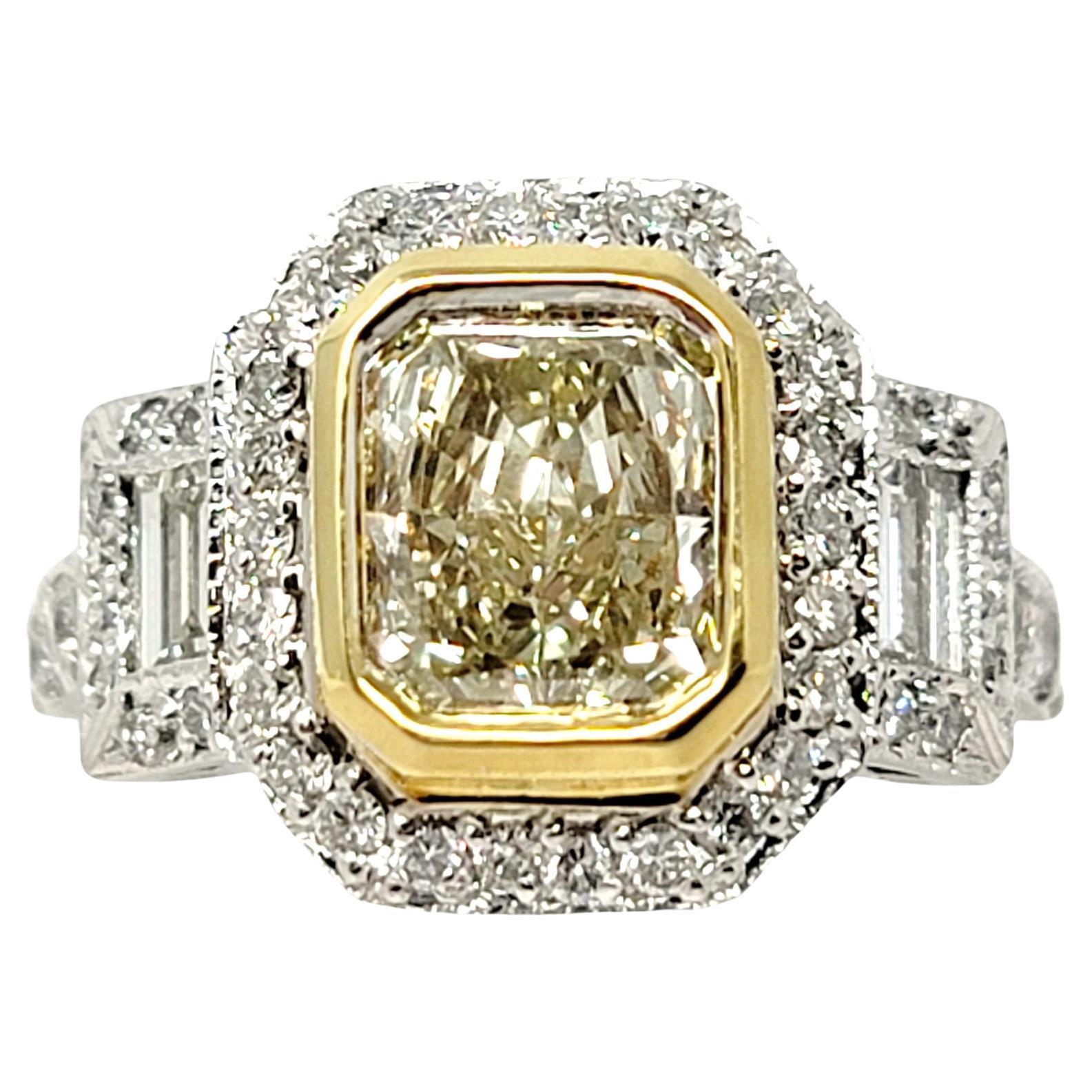 Bague de fiançailles halo de diamants jaunes clairs taille radiant et diamants blancs baguettes