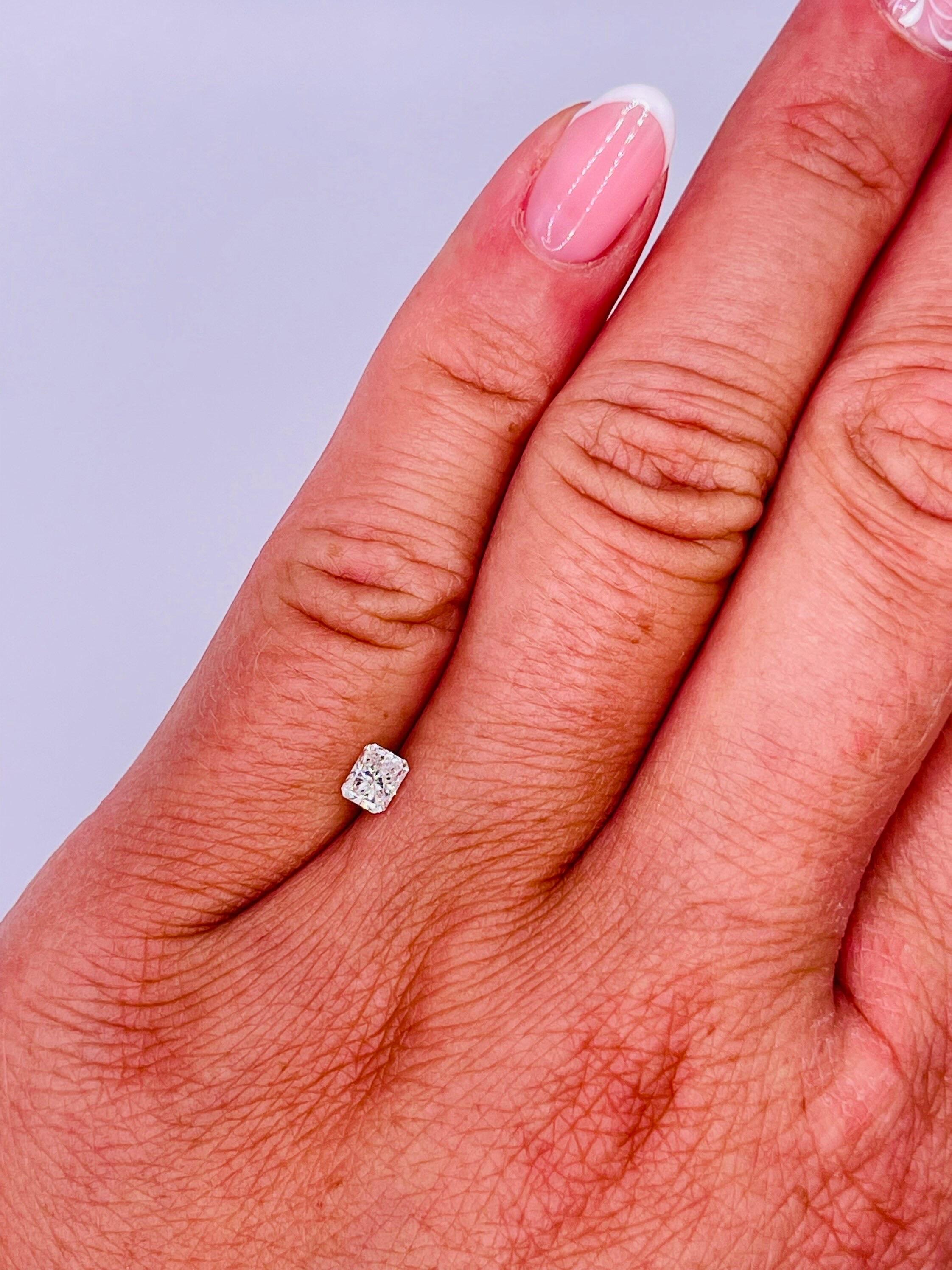 Stunning sparkling diamond eye clean weighing 0.38 carats in a charming radiant cut with SI2 clarity and G color, the diamond is excellent cut and comes with a certificate of authenticity. The diamond origin is Canada. There are no viisble
