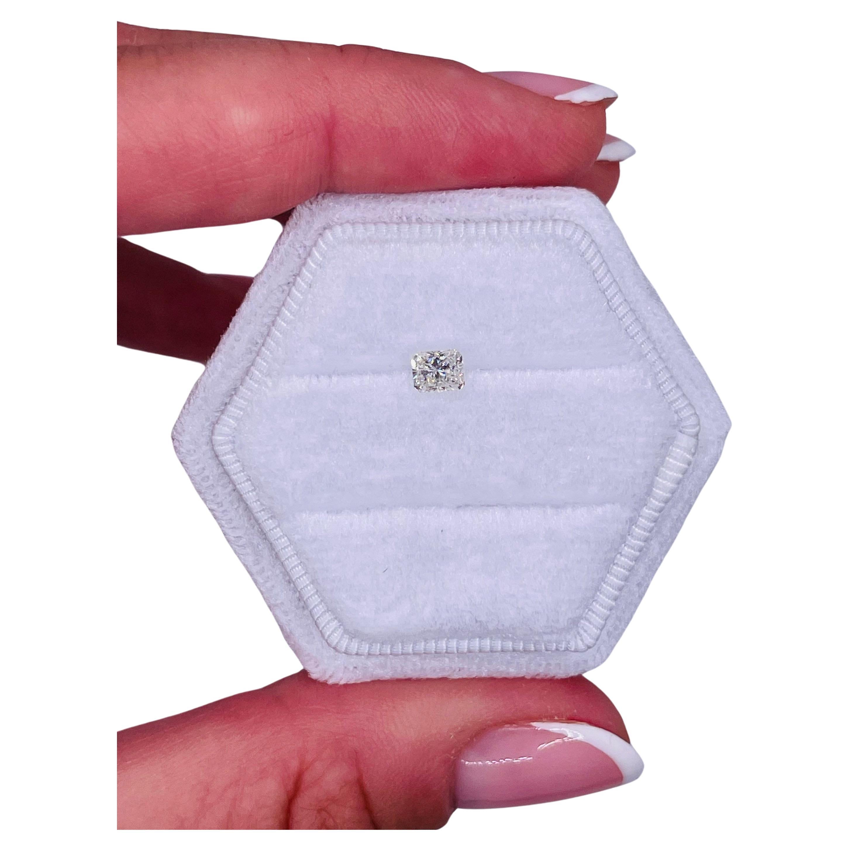 Radiant cut loose diamond 0.38ct SI2 clarity G color unset Canadian diamond For Sale