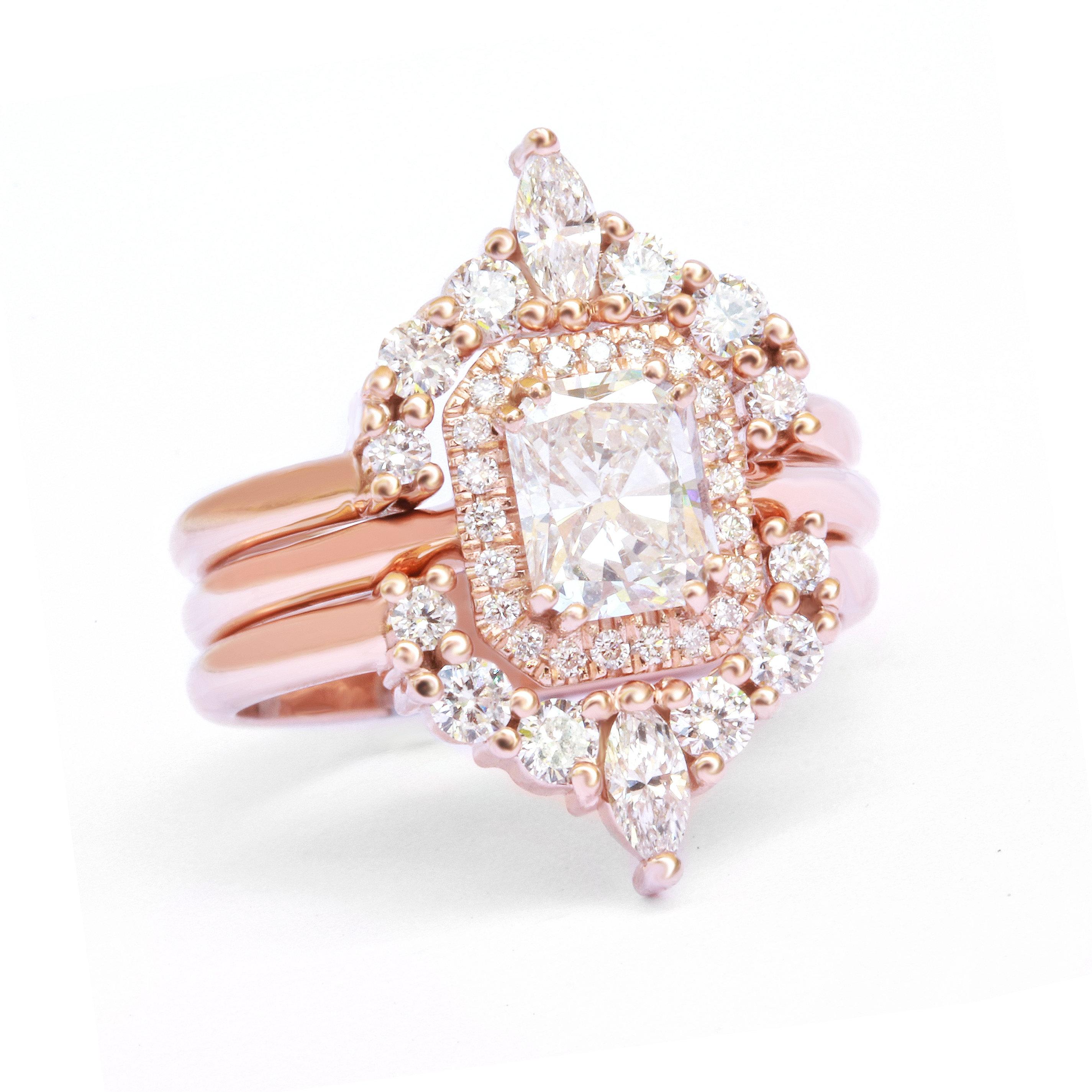 Ensemble de bague de mariage à trois anneaux en diamants et moissanite taille radiante - « âme radiante » Neuf - En vente à Hertsliya, IL