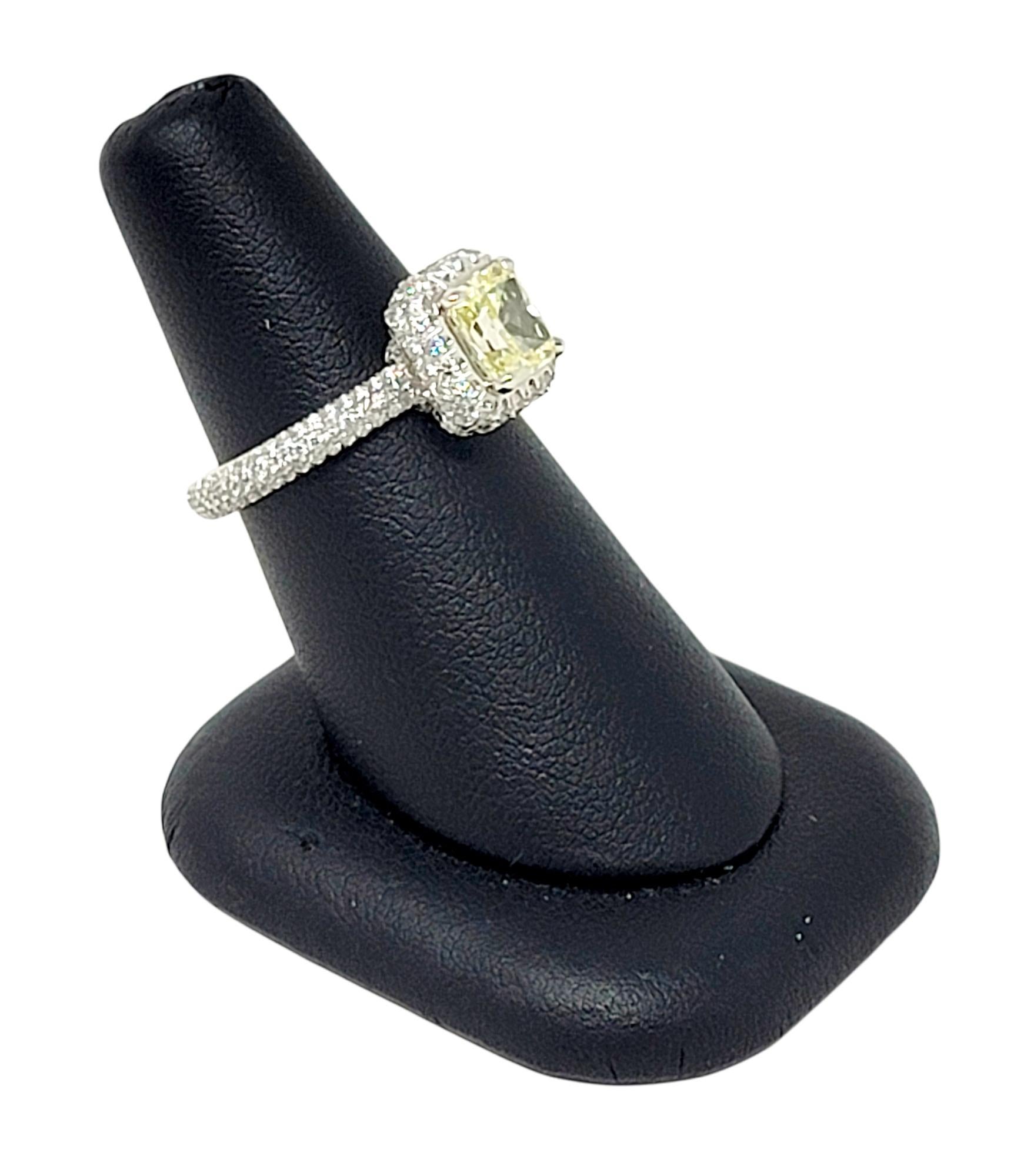 Anello di fidanzamento in platino con diamanti gialli naturali a taglio radiante e aureola GIA in vendita 3