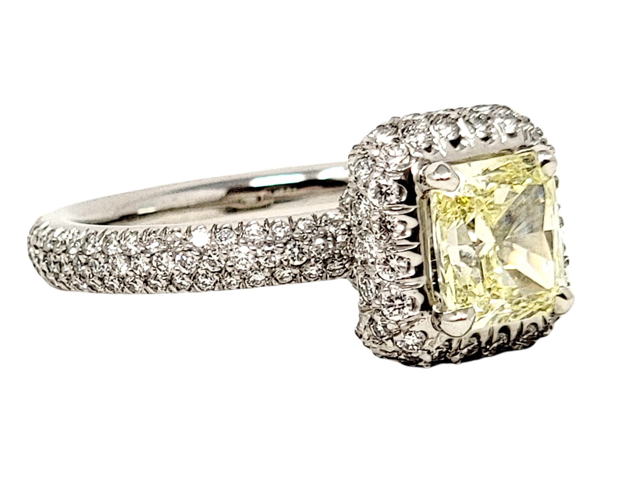 Platin-Verlobungsring mit strahlendem, natürlichem, gelbem Fancy-Diamant und Halo, GIA (Radiantschliff) im Angebot