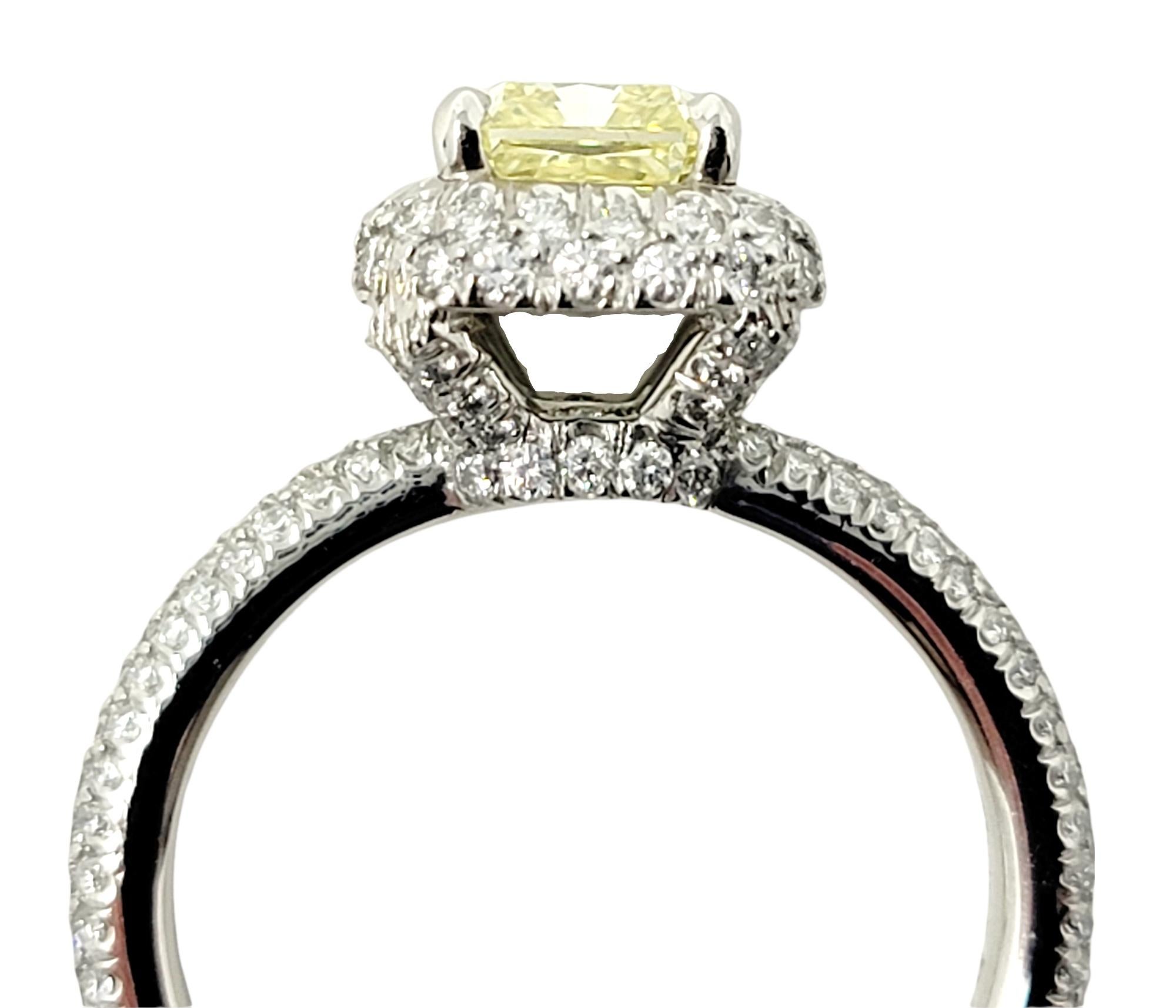 Contemporaneo Anello di fidanzamento in platino con diamanti gialli naturali a taglio radiante e aureola GIA in vendita