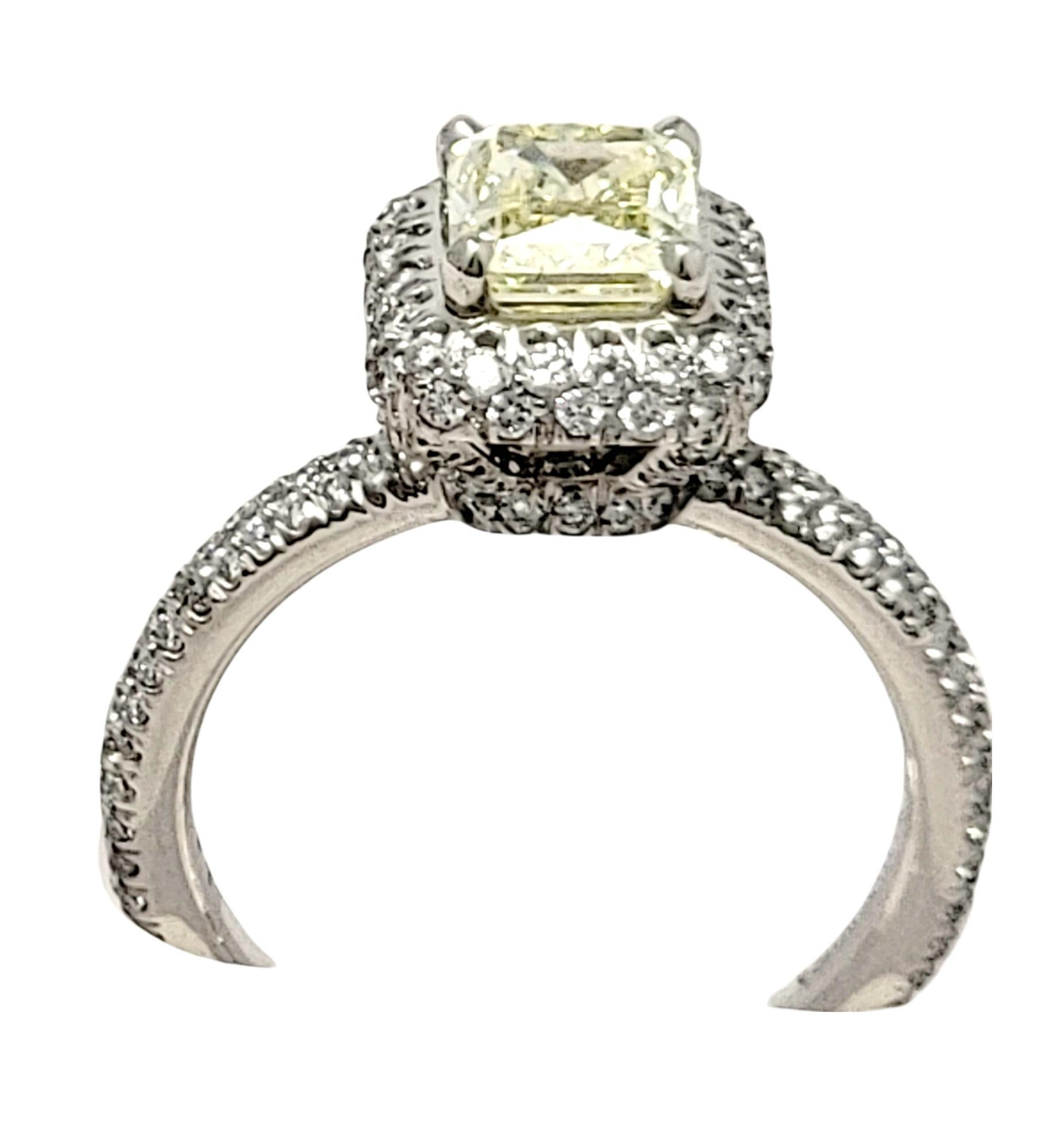 Taglio radiant Anello di fidanzamento in platino con diamanti gialli naturali a taglio radiante e aureola GIA in vendita
