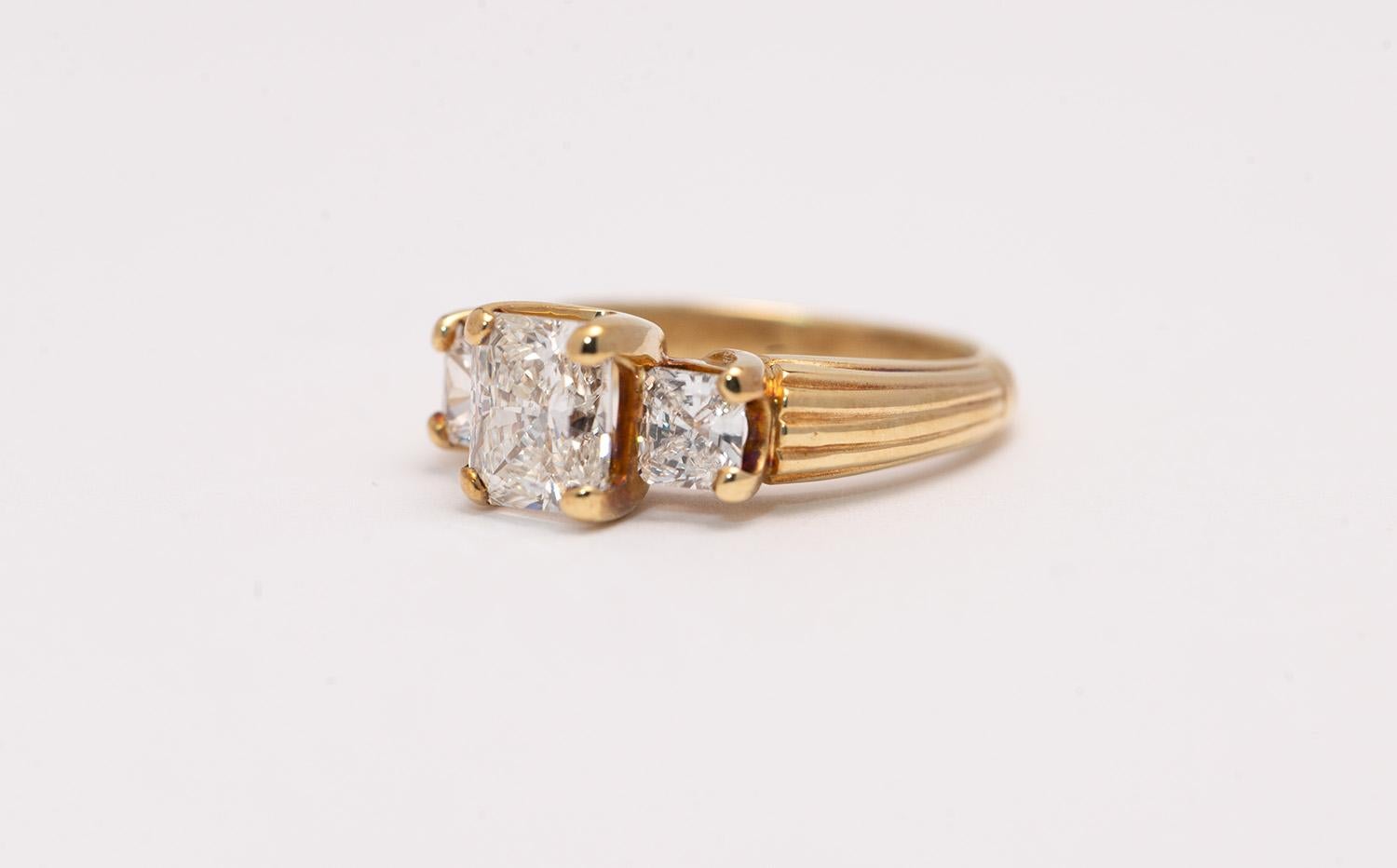 Taille radiant Bague de fiançailles à trois pierres de style diamant à taille rayonnante en vente