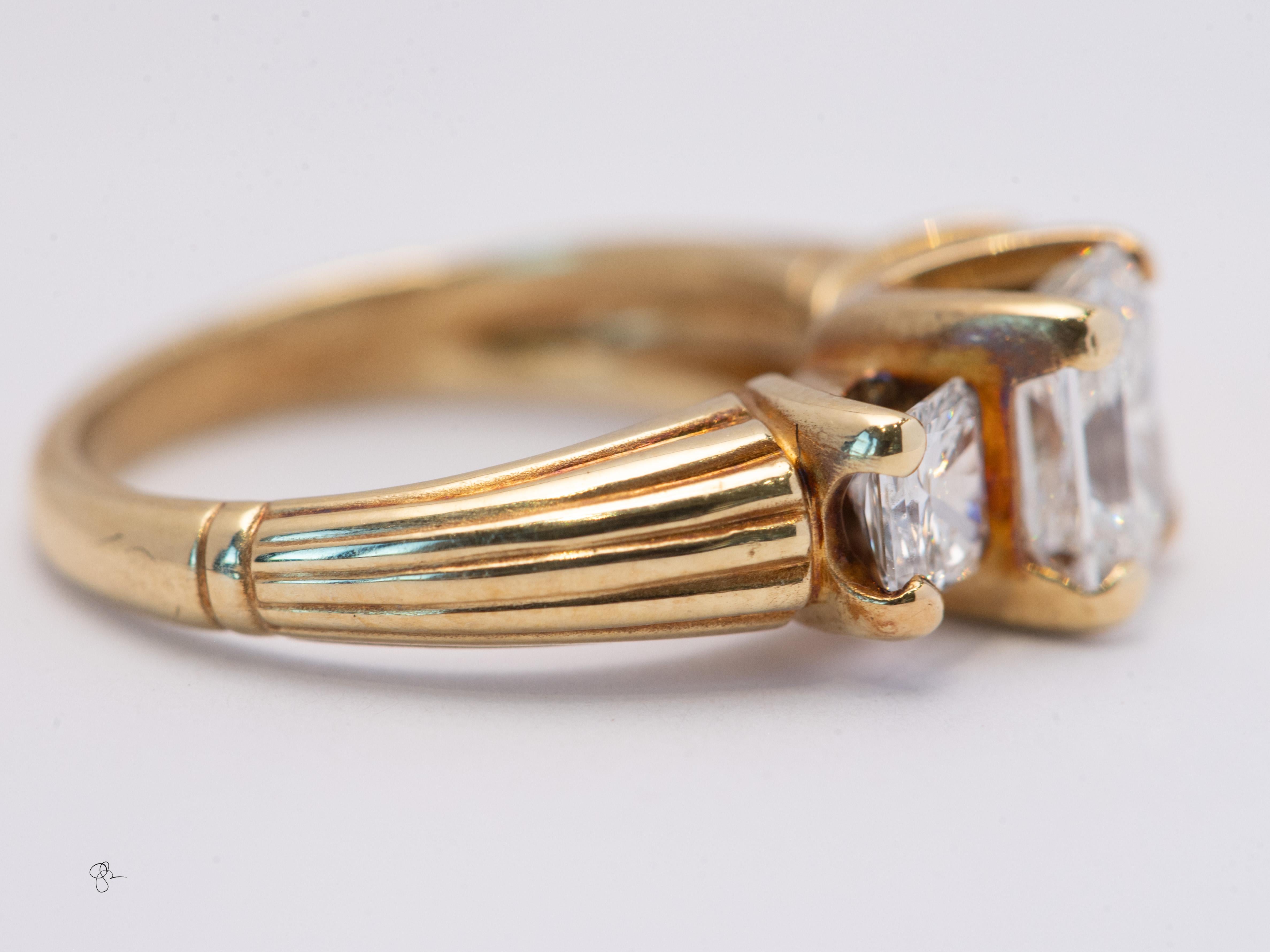 Bague de fiançailles à trois pierres de style diamant à taille rayonnante Bon état - En vente à Tucson, AZ