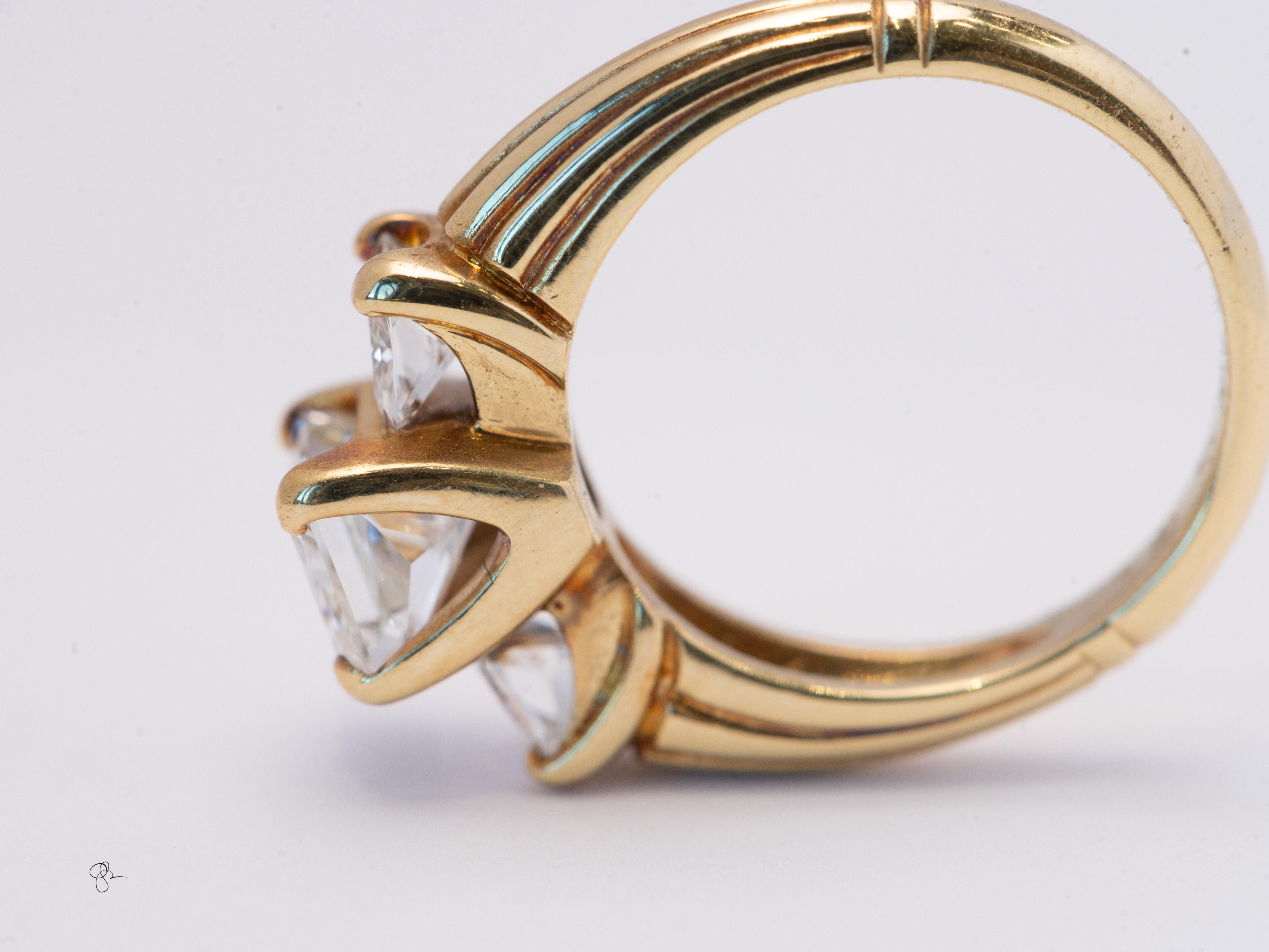 Bague de fiançailles à trois pierres de style diamant à taille rayonnante Unisexe en vente