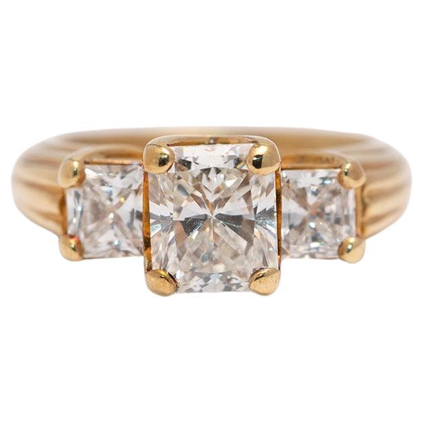 Bague de fiançailles à trois pierres de style diamant à taille rayonnante