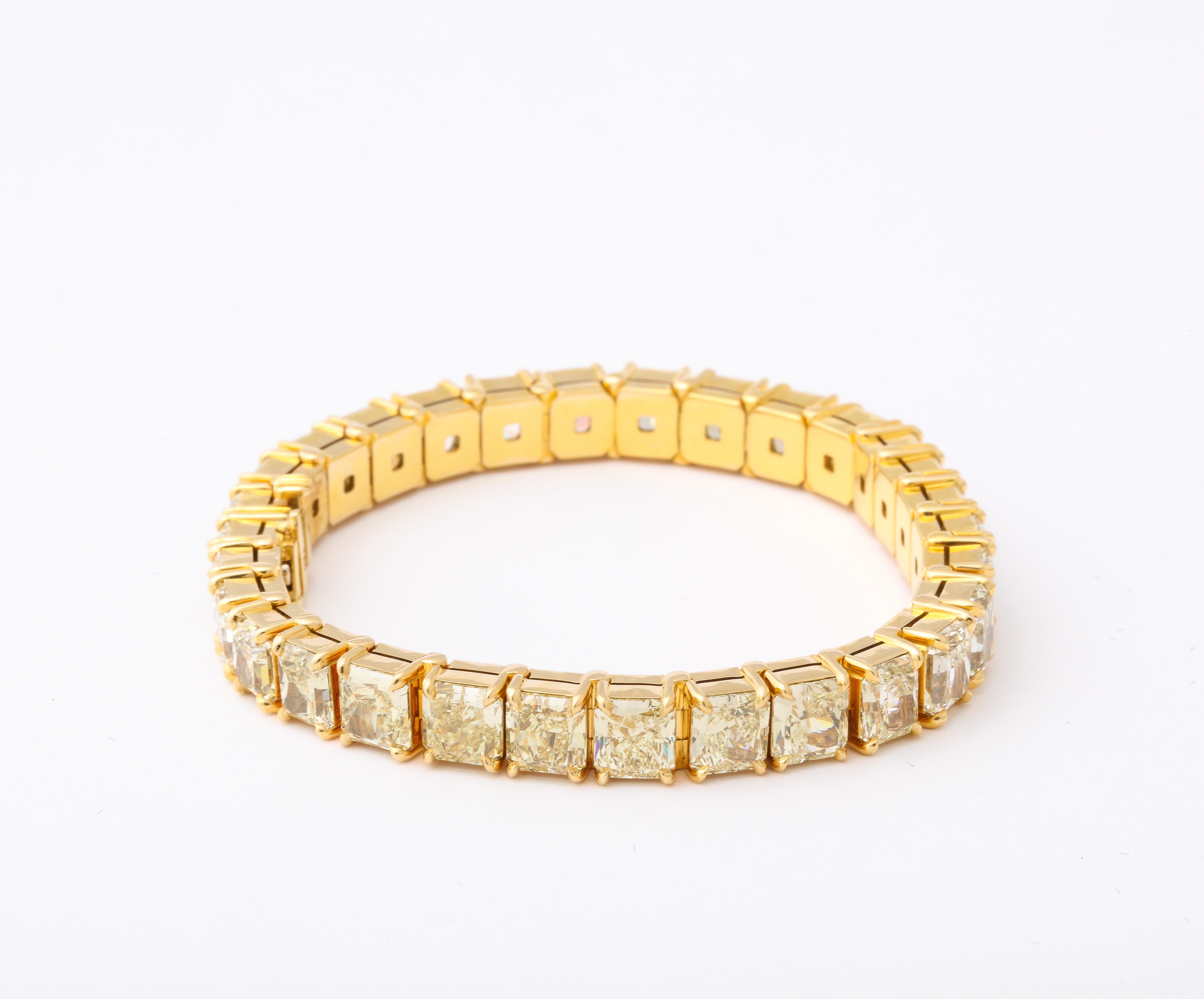 Gelbes Diamantarmband mit Strahlenschliff im Zustand „Neu“ im Angebot in New York, NY