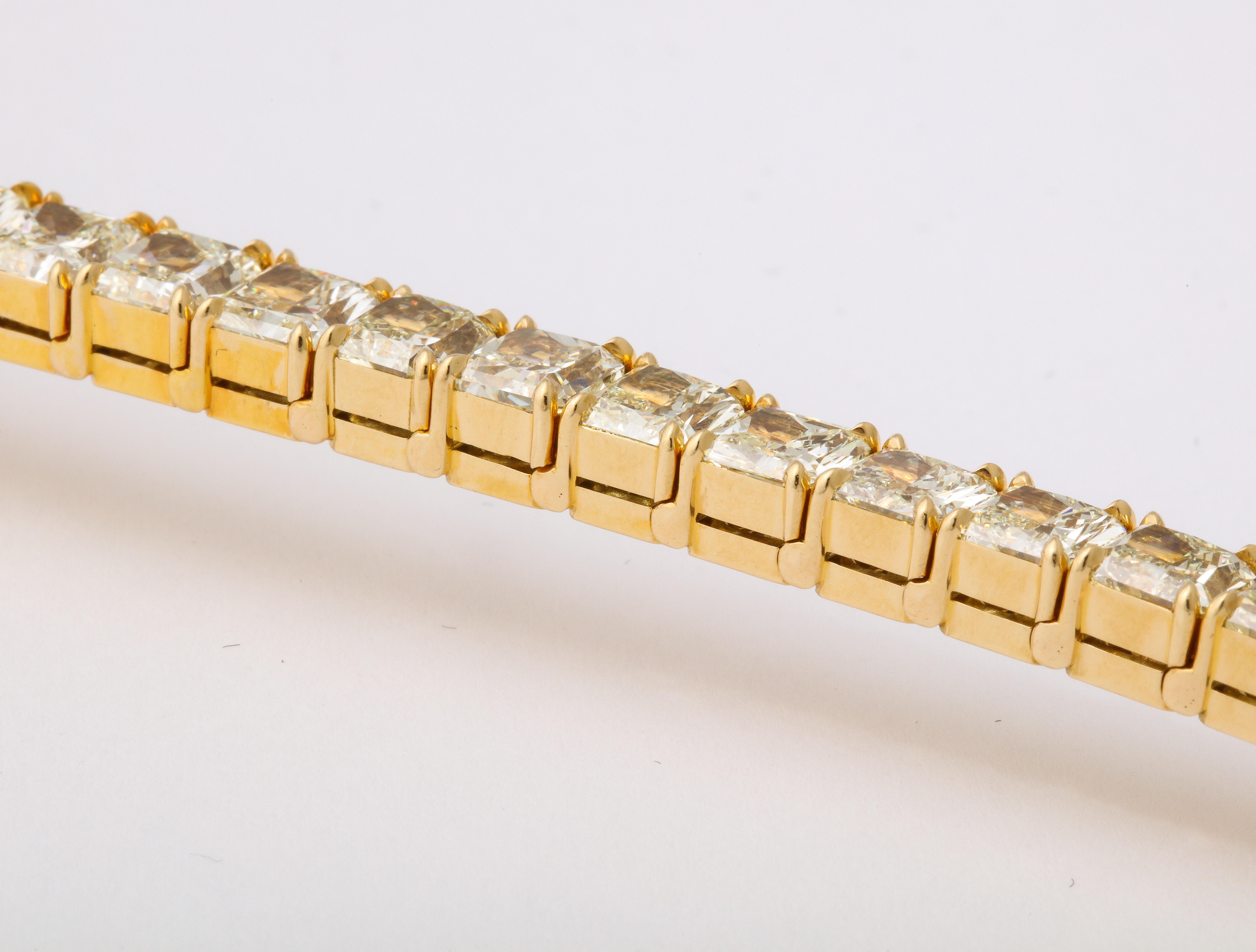 Gelbes Diamantarmband mit Strahlenschliff für Damen oder Herren im Angebot