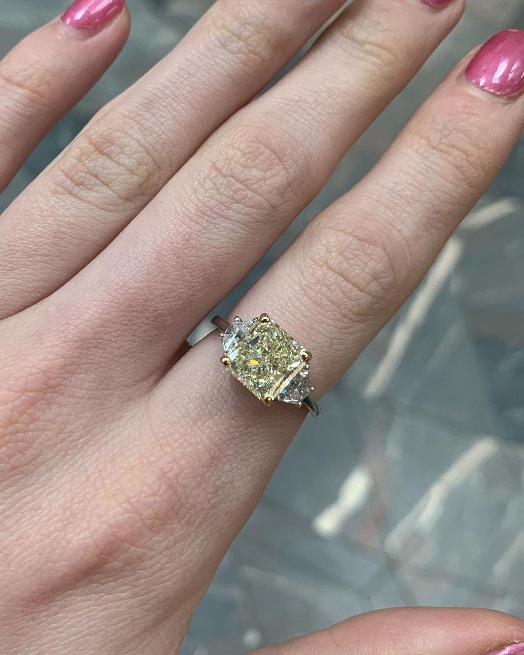 Certified Radiant Cut Yellow Diamond Engagement Ring in 18k Gold  In Good Condition In London, GB