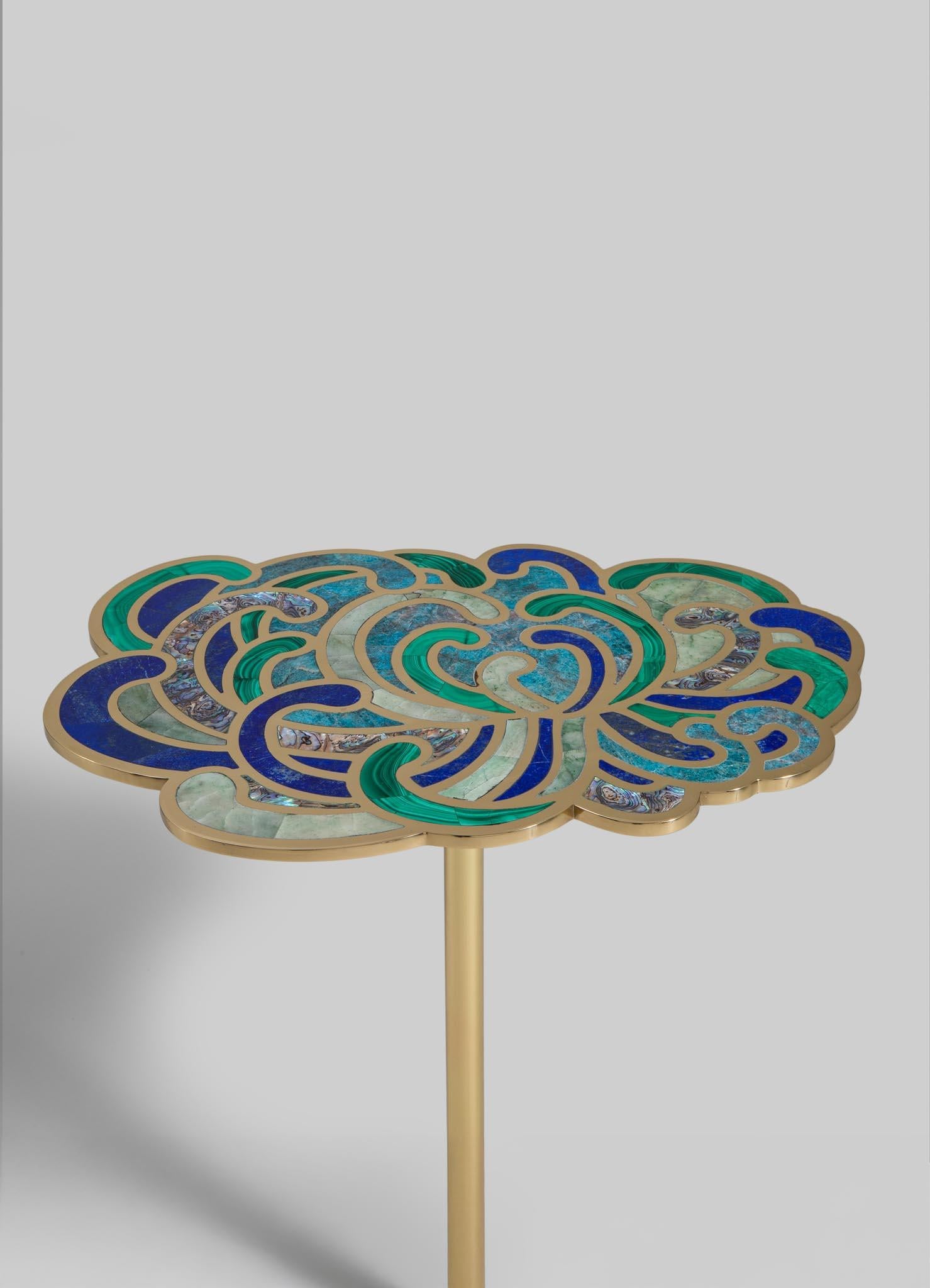 Table d'appoint Radiant Dahlia Large en laiton et pierres semi-précieuses Neuf - En vente à Noida, DL