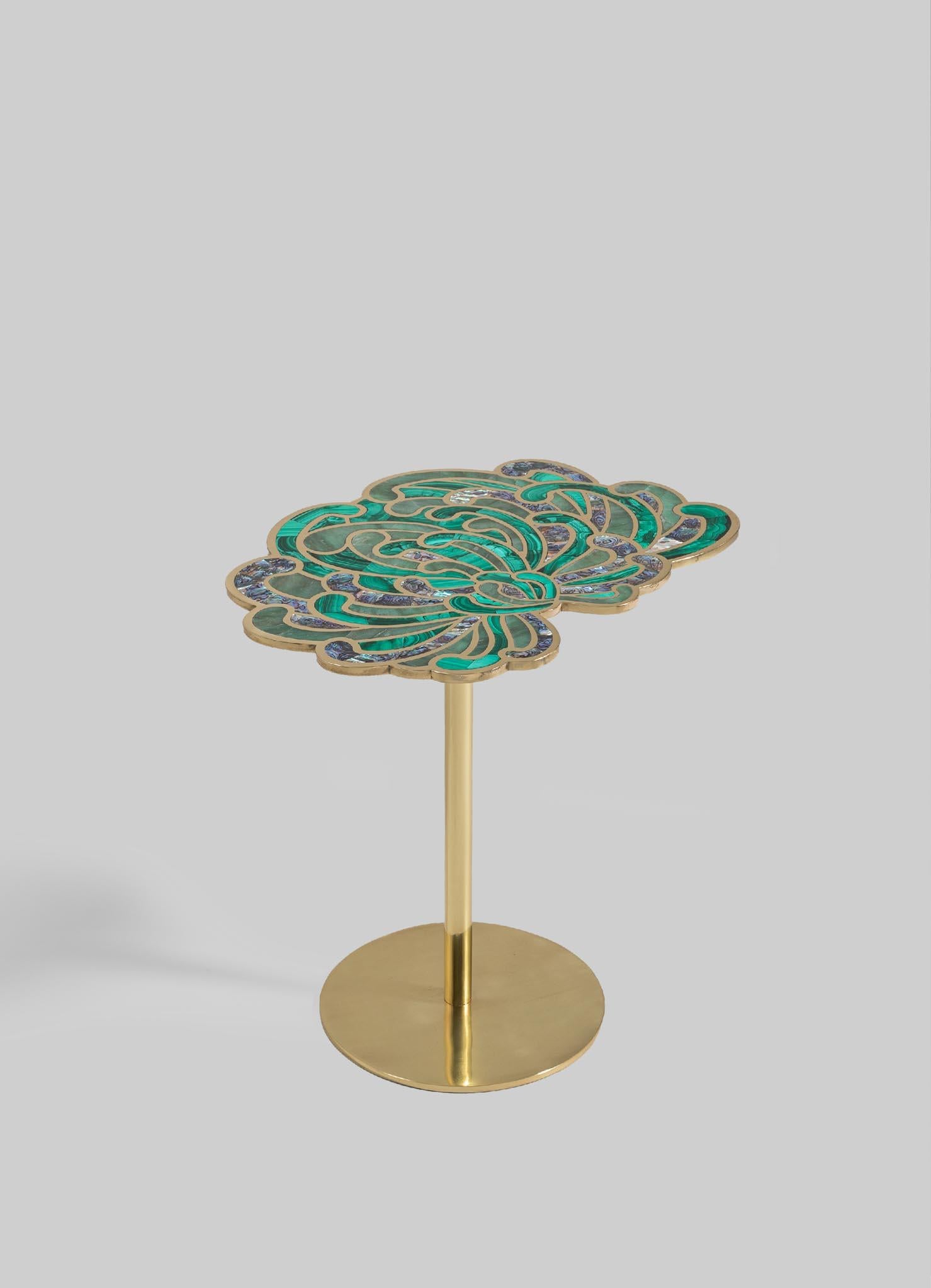 Indien Table d'appoint Radiant Dahlia Small en laiton et pierres semi-précieuses en vente