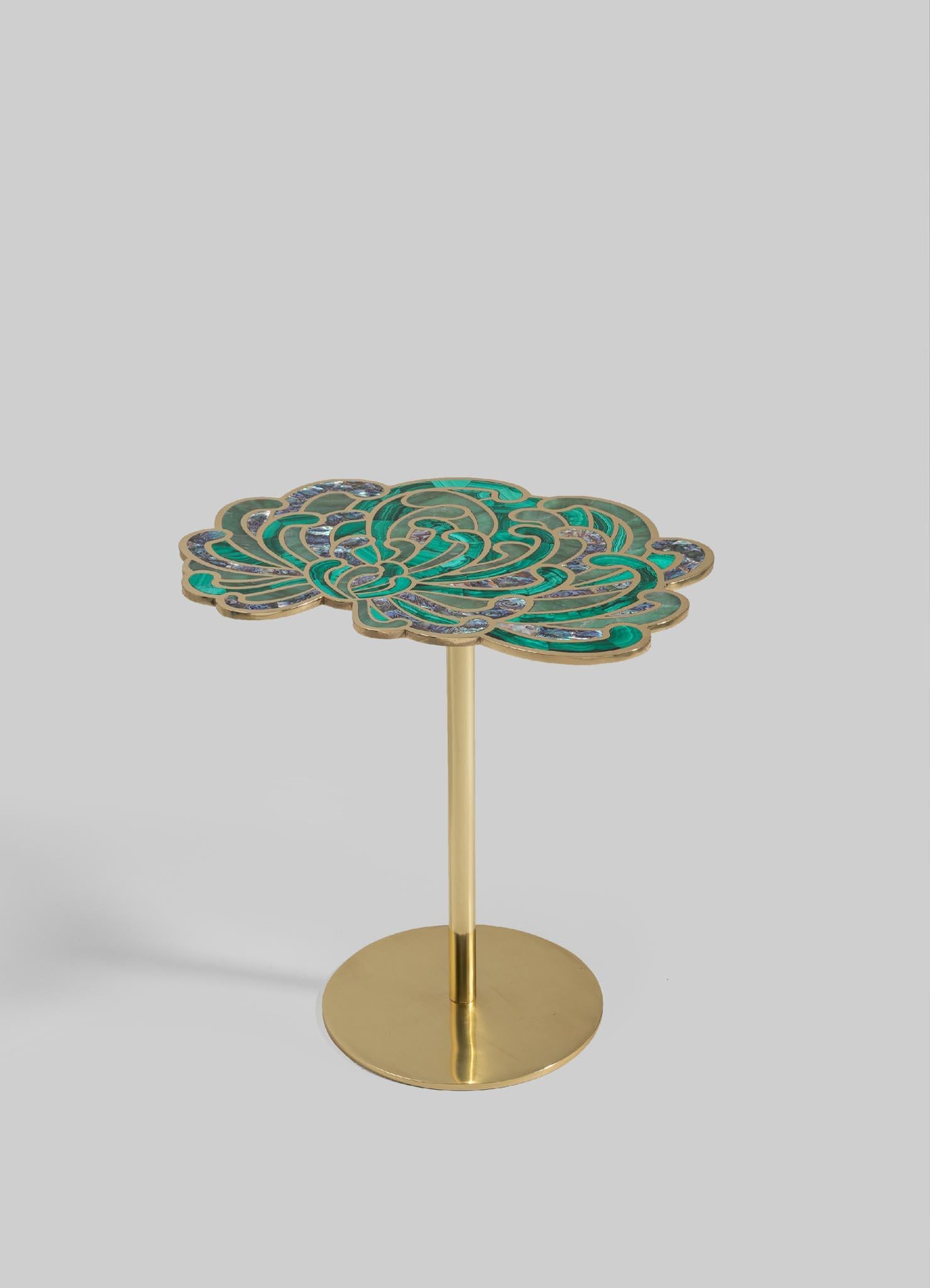 Moulage Table d'appoint Radiant Dahlia Small en laiton et pierres semi-précieuses en vente