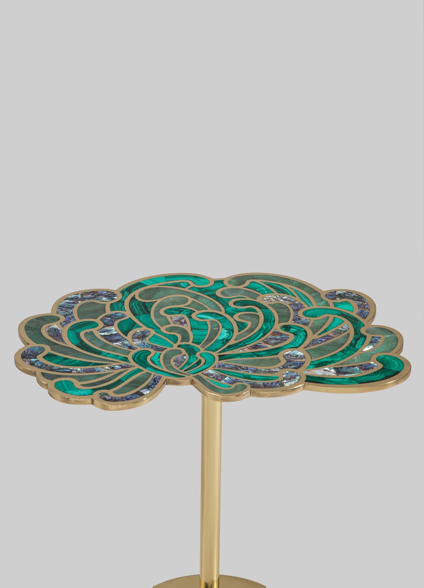 Table d'appoint Radiant Dahlia Small en laiton et pierres semi-précieuses Neuf - En vente à Noida, DL