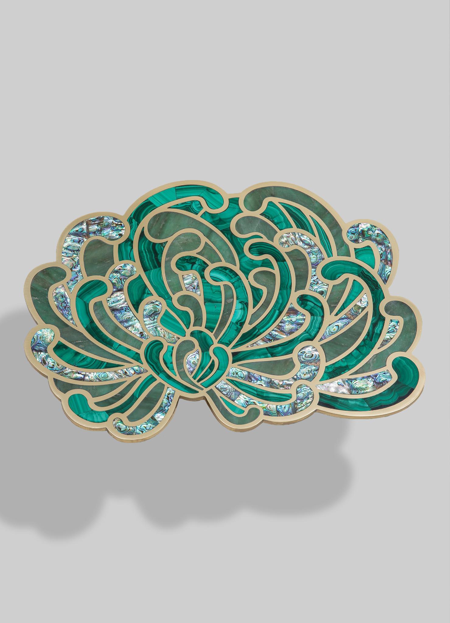 XXIe siècle et contemporain Table d'appoint Radiant Dahlia Small en laiton et pierres semi-précieuses en vente