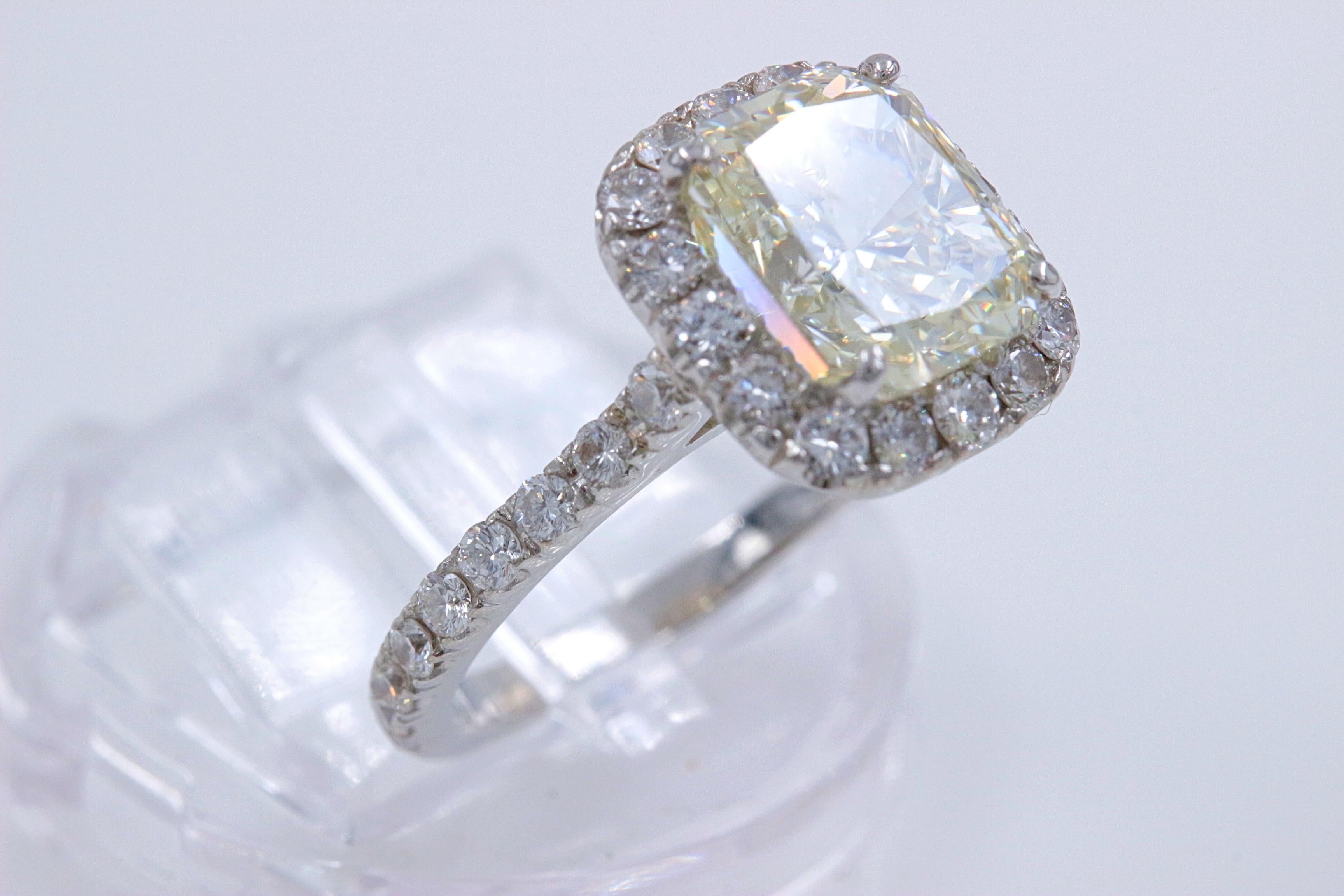 strahlender Diamant-Verlobungsring mit Halo-Design, 4,61 Karat in Platin gefasst (Radiantschliff) im Angebot