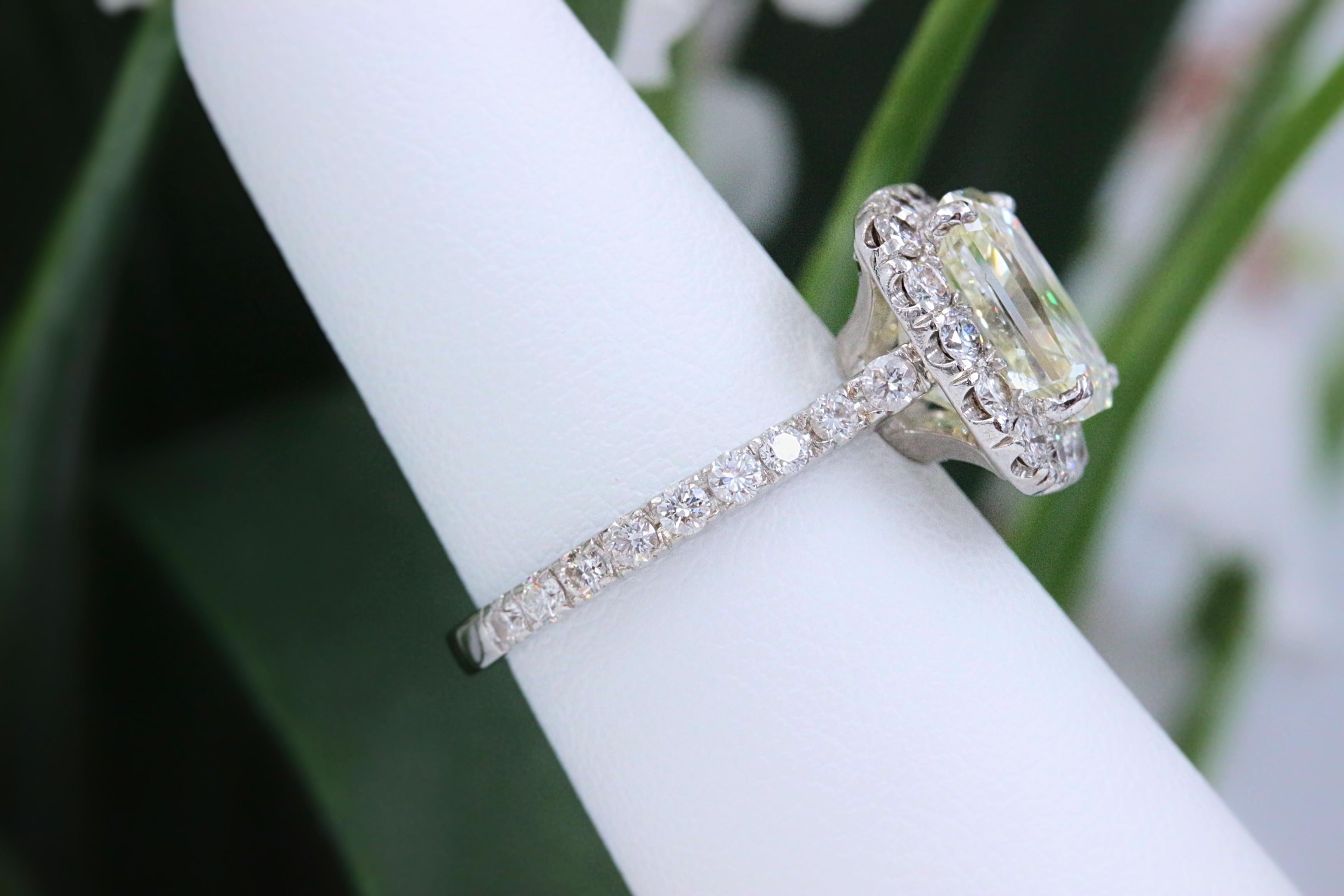 strahlender Diamant-Verlobungsring mit Halo-Design, 4,61 Karat in Platin gefasst für Damen oder Herren im Angebot
