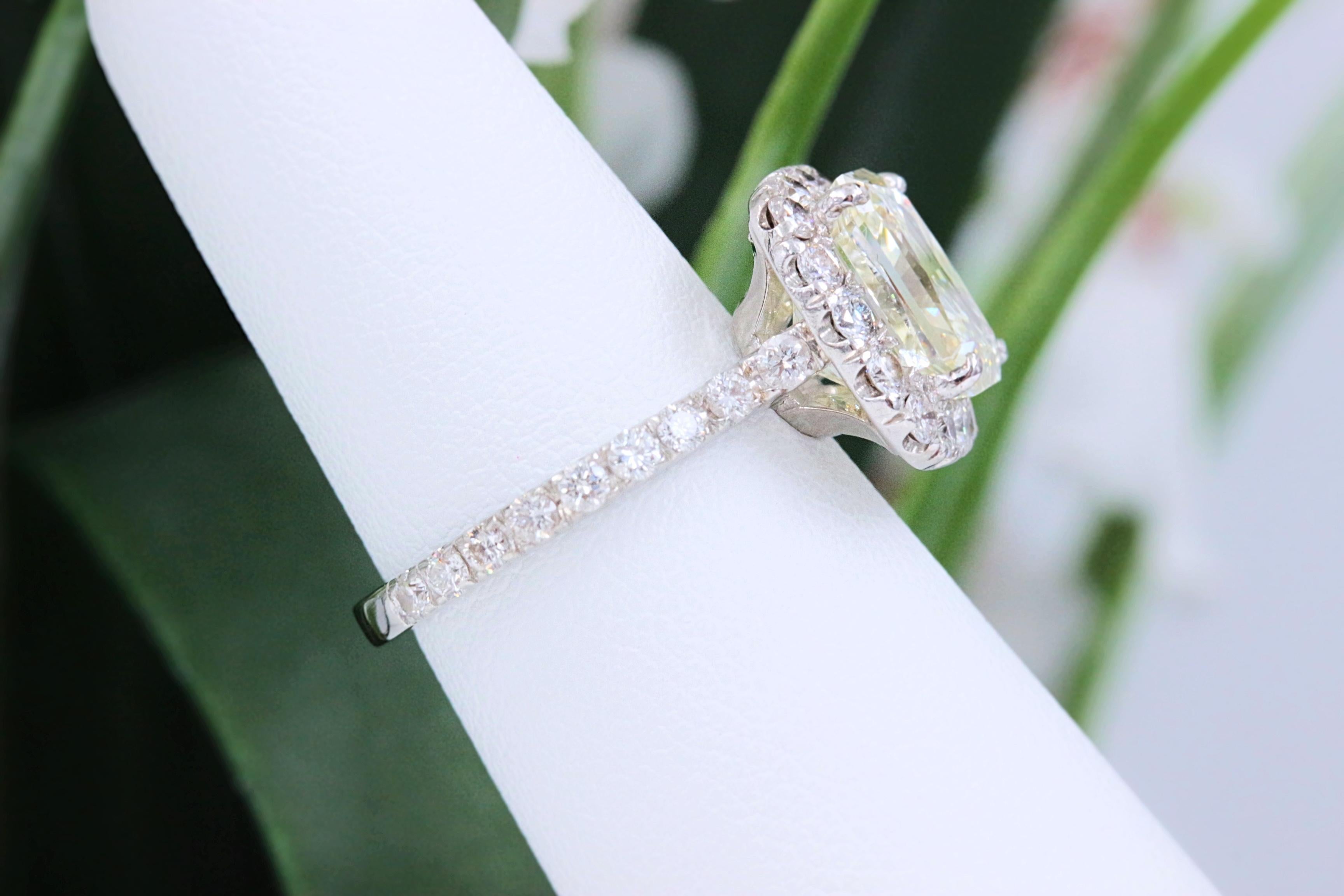 strahlender Diamant-Verlobungsring mit Halo-Design, 4,61 Karat in Platin gefasst im Angebot 1