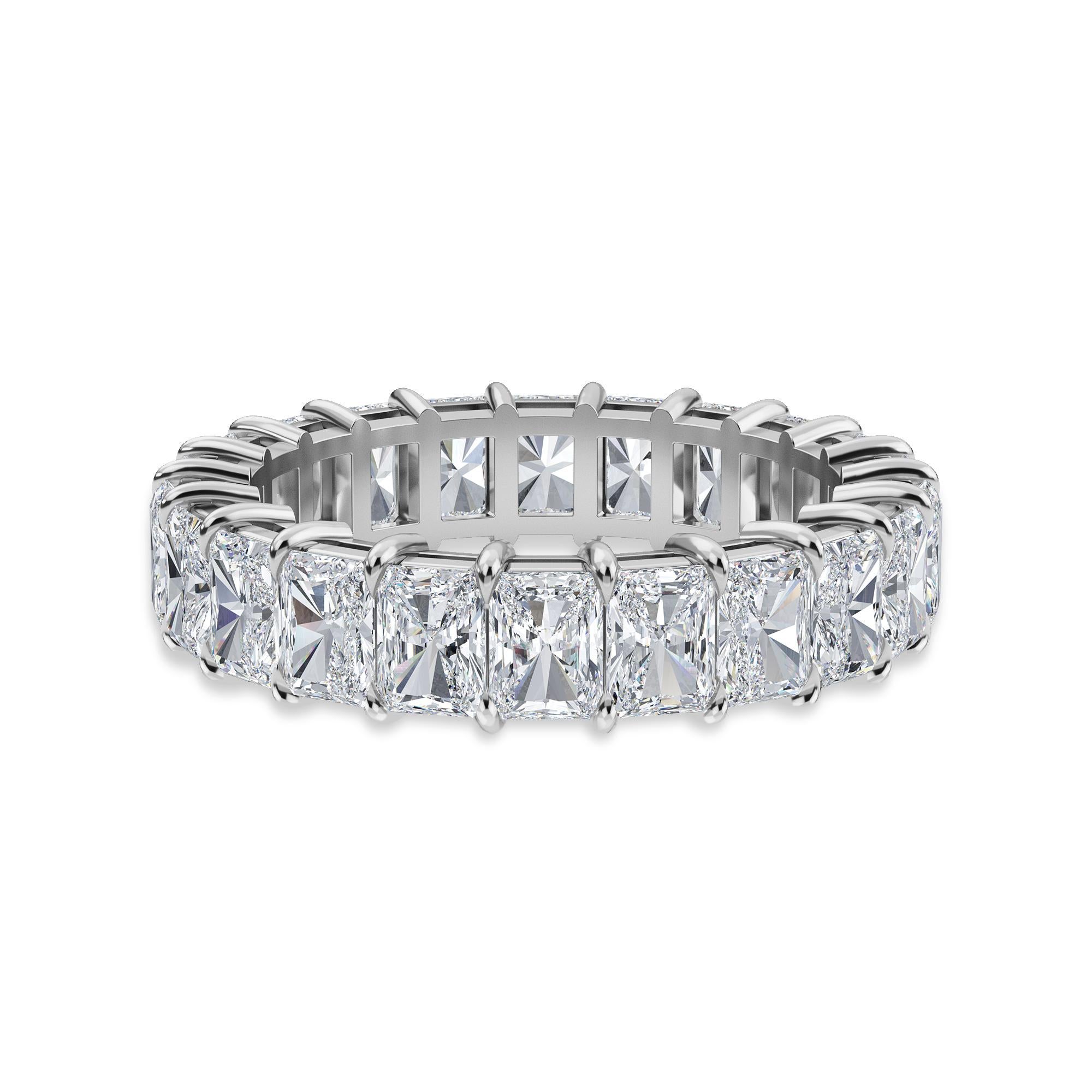 Dieses Radiant Eternity Band hat 22 strahlende Diamanten mit einem Gesamtgewicht von 4,60 Karat. Die Steine haben die Farbe F und die Reinheit VS. Dieser Ring ist in Platin gefasst, in einer gemeinsamen Zackenfassung mit Komfortpassung. 