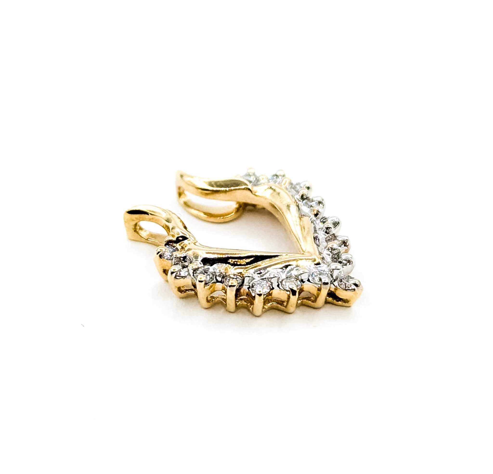 Ce pendentif d'inspiration vintage est réalisé en or jaune 14k et mesure 18x14mm, pour un poids de 1,59 gramme. Il est serti de 0,12 carats de diamants ronds étincelants disposés dans un gracieux motif en chevron. Les diamants sont sertis sur des