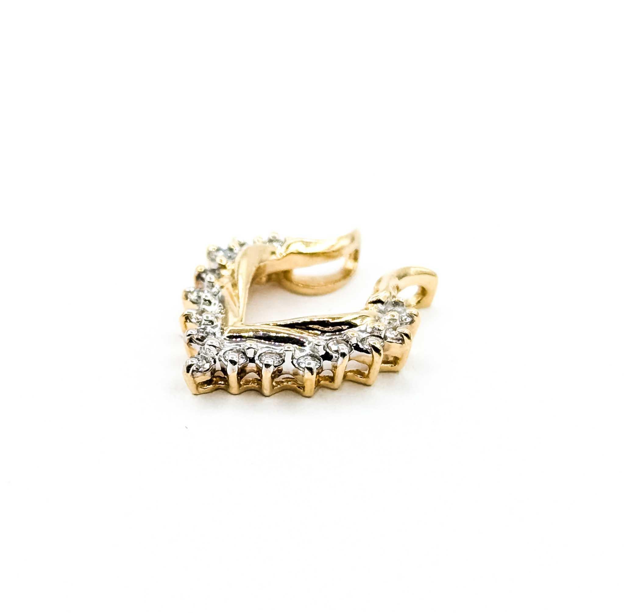 Contemporain Pendentif en or jaune 14k avec diamant radiant en vente