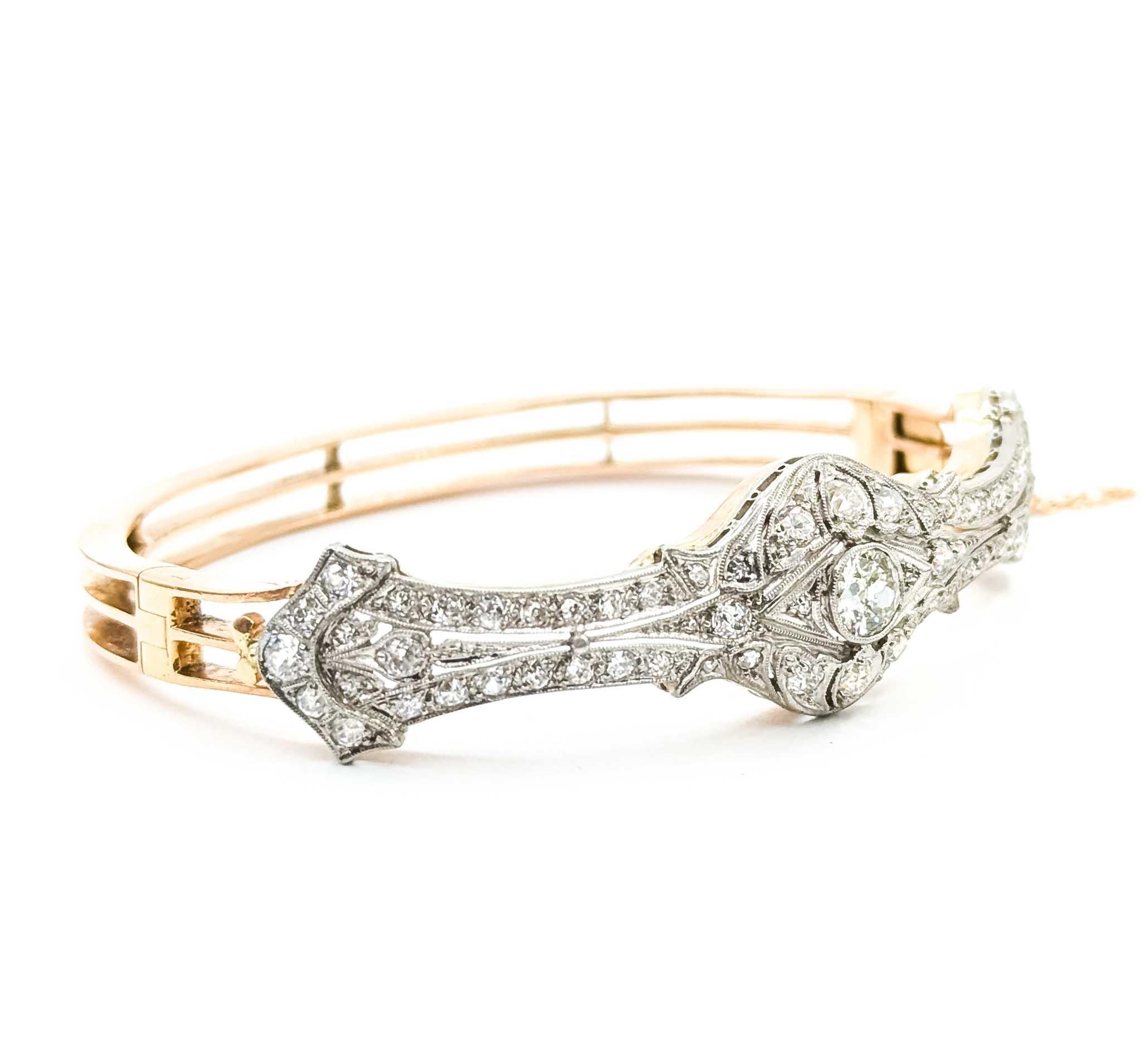 Bracelet en platine avec diamant radiant

Voici ce bracelet exquis, réalisé en platine luxueux avec un design Art déco époustouflant. Cette pièce présente un ensemble de diamants éblouissants, totalisant 3,20 carats. Les diamants sont