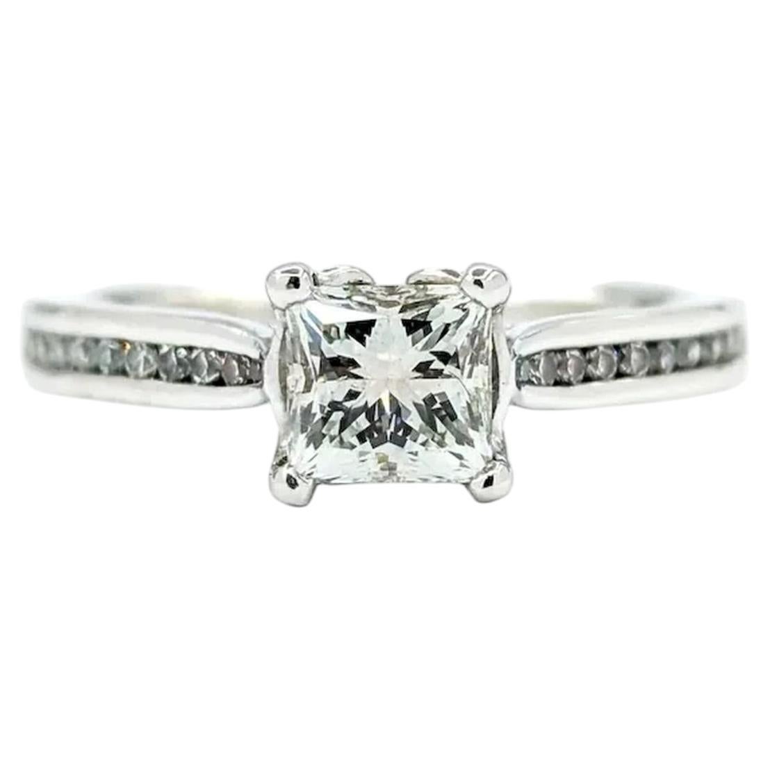 Anillo de Diamante Radiante en Oro Blanco de 18k