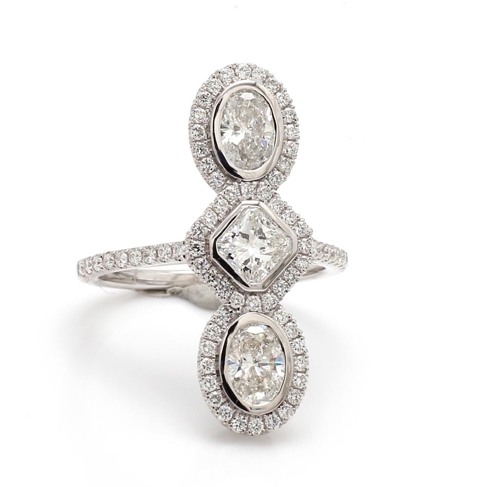 Taglio ovale Anello con diamante radiante e accenti ovali e tondi in vendita