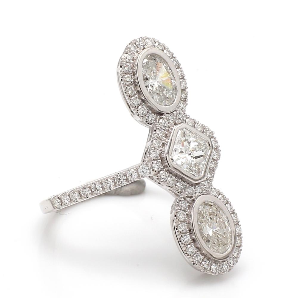 Anello con diamante radiante e accenti ovali e tondi In condizioni ottime in vendita a Scottsdale, AZ
