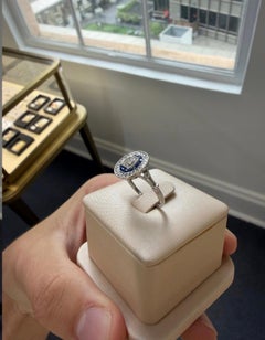 Bague en platine avec diamant radiant, saphirs et diamants ronds