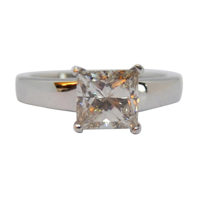 Radiant Diamond Soliaitre Ring of 1.77 Carat in Superb 18 Karat White Gold