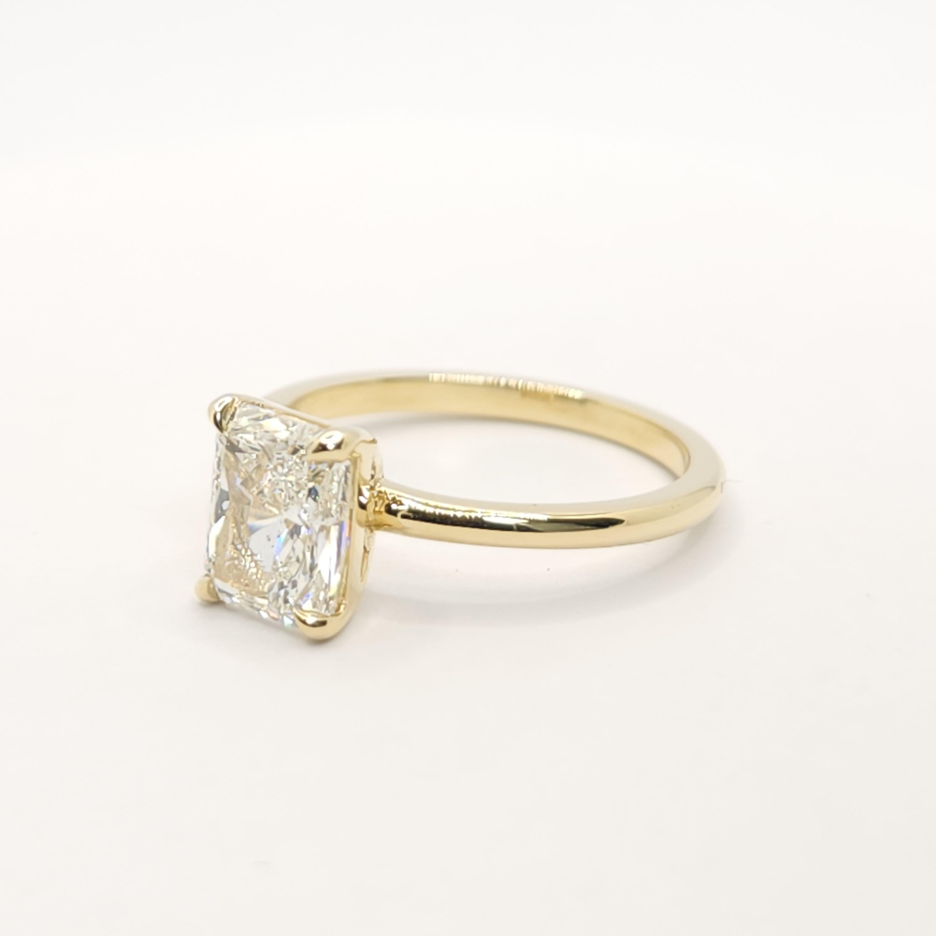 Radiant Diamond Solitaire Ring In New Condition For Sale In רמת גן, IL