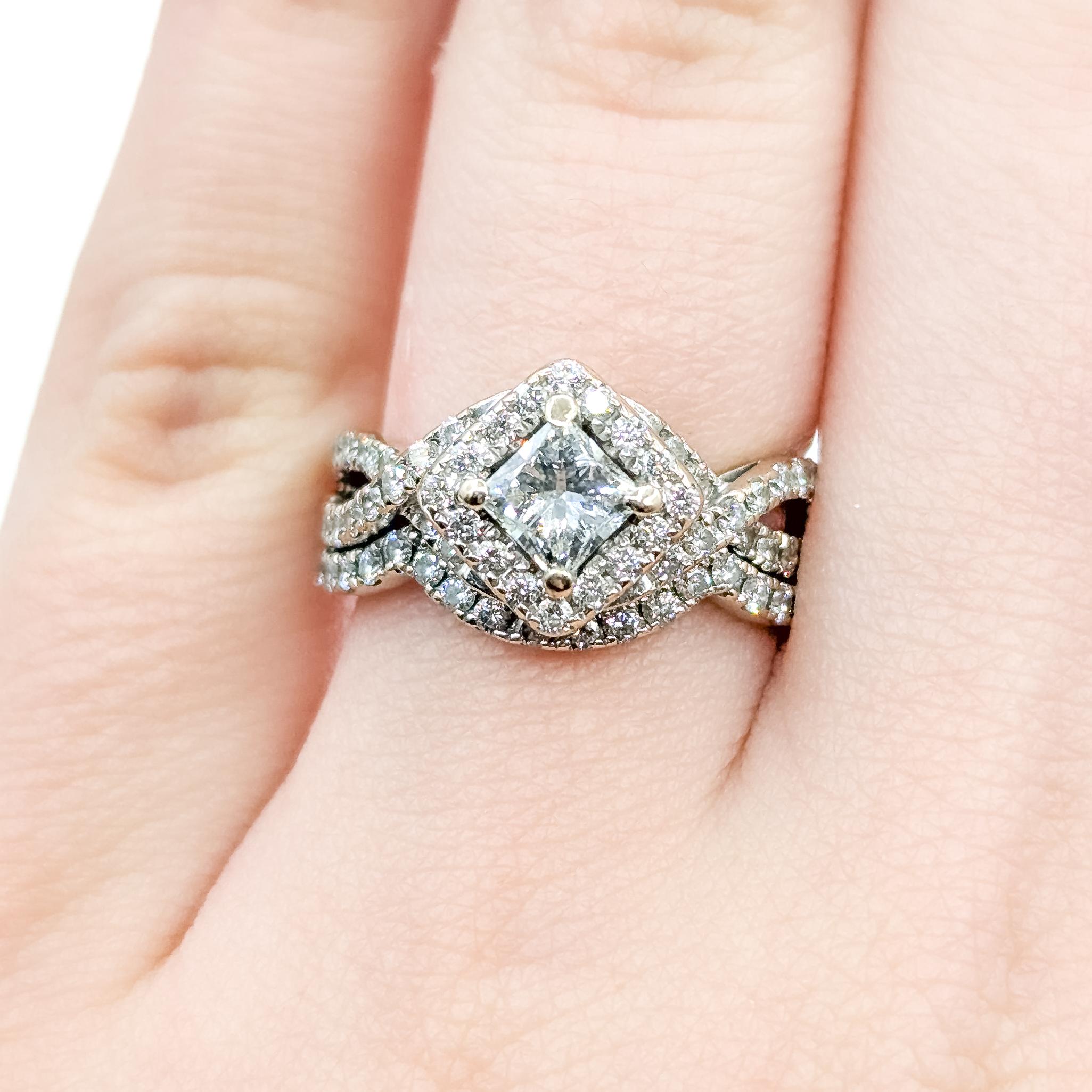Radiant Diamond Wedding Set in 14k In Excellent Condition For Sale In Bloomington, MN
