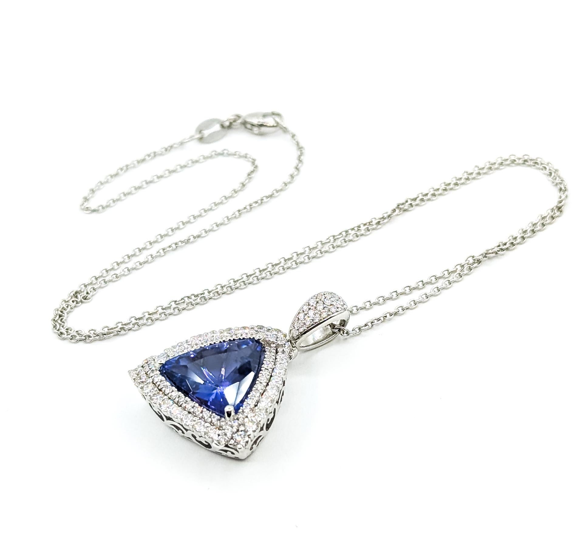 Collana Radiant Double Halo con tanzanite e diamanti in platino

Questa collana è realizzata in platino e presenta una vivida tanzanite viola da 6,30 carati incorniciata da un'impressionante doppia aureola di diamanti rotondi per un totale di 1,15