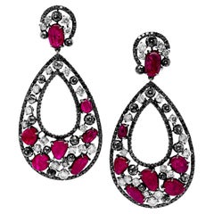Radiant Elegance 12,25 carati di rubino rosso vivo e 15 carati di diamanti, orecchini 18 carati