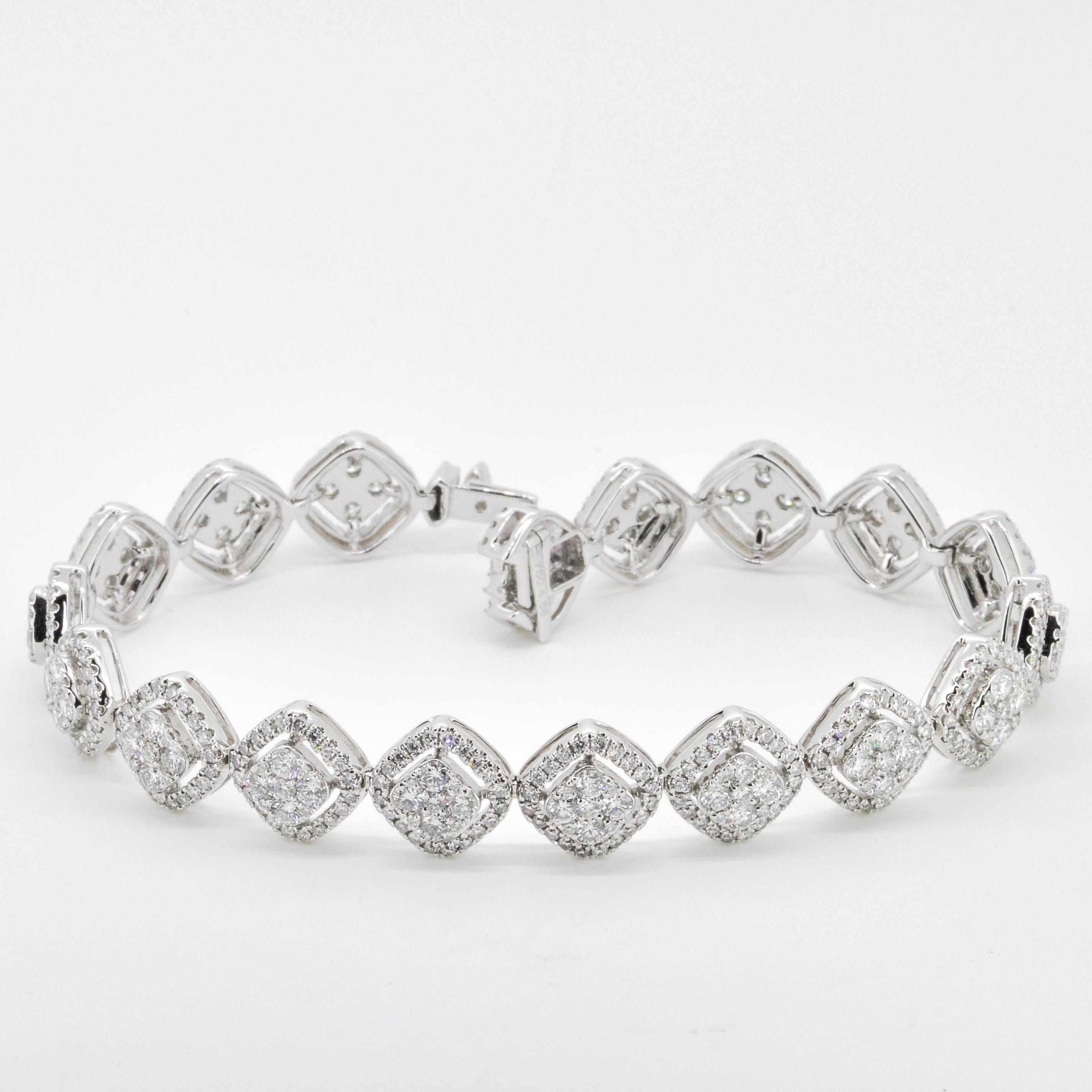 Radiant Elegance: Cluster Halo with Natural Diamond Bracelet in 18k White Gold In New Condition For Sale In Antwerpen, BE