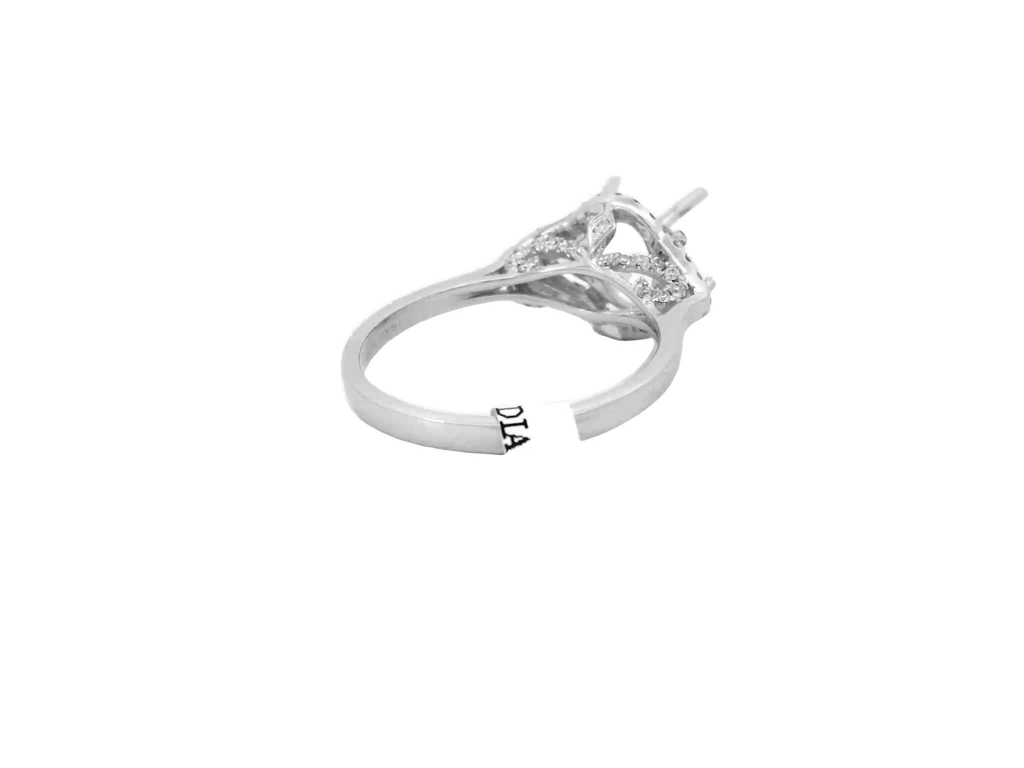Wir präsentieren unseren exquisiten Diamond Elegance Ring - ein wahres Symbol für zeitlose Schönheit und Raffinesse. Dieses mit höchster Präzision handgefertigte Schmuckstück zieht jeden in seinen Bann, der es erblickt: Im Mittelpunkt steht ein