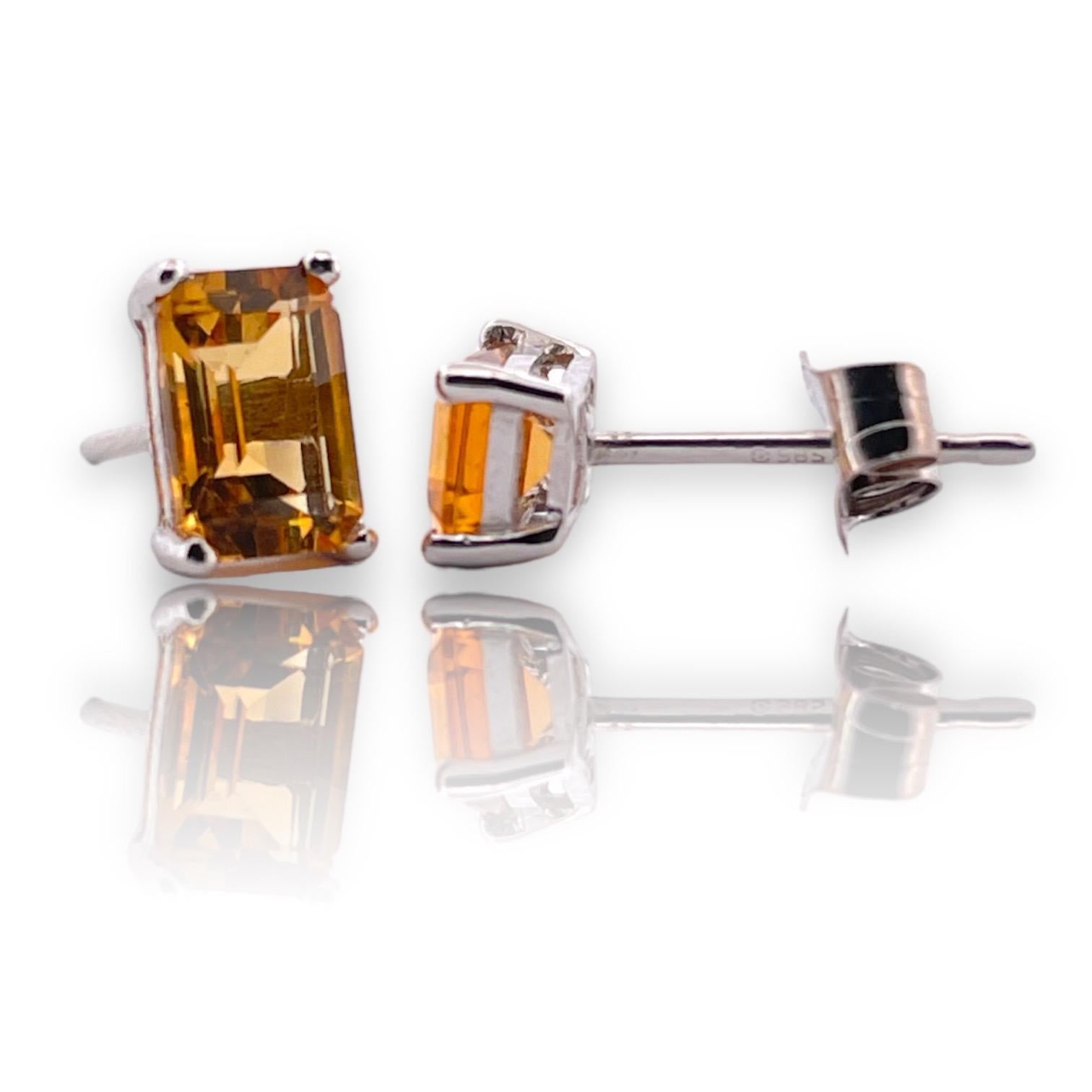 Illuminez votre look avec les boucles d'oreilles Radiant Elegance Rectangular Citrine, fabriquées avec soin en or blanc 14 carats. D'un poids délicat de 0,73 gramme, ces boucles d'oreilles présentent une paire de citrines rectangulaires