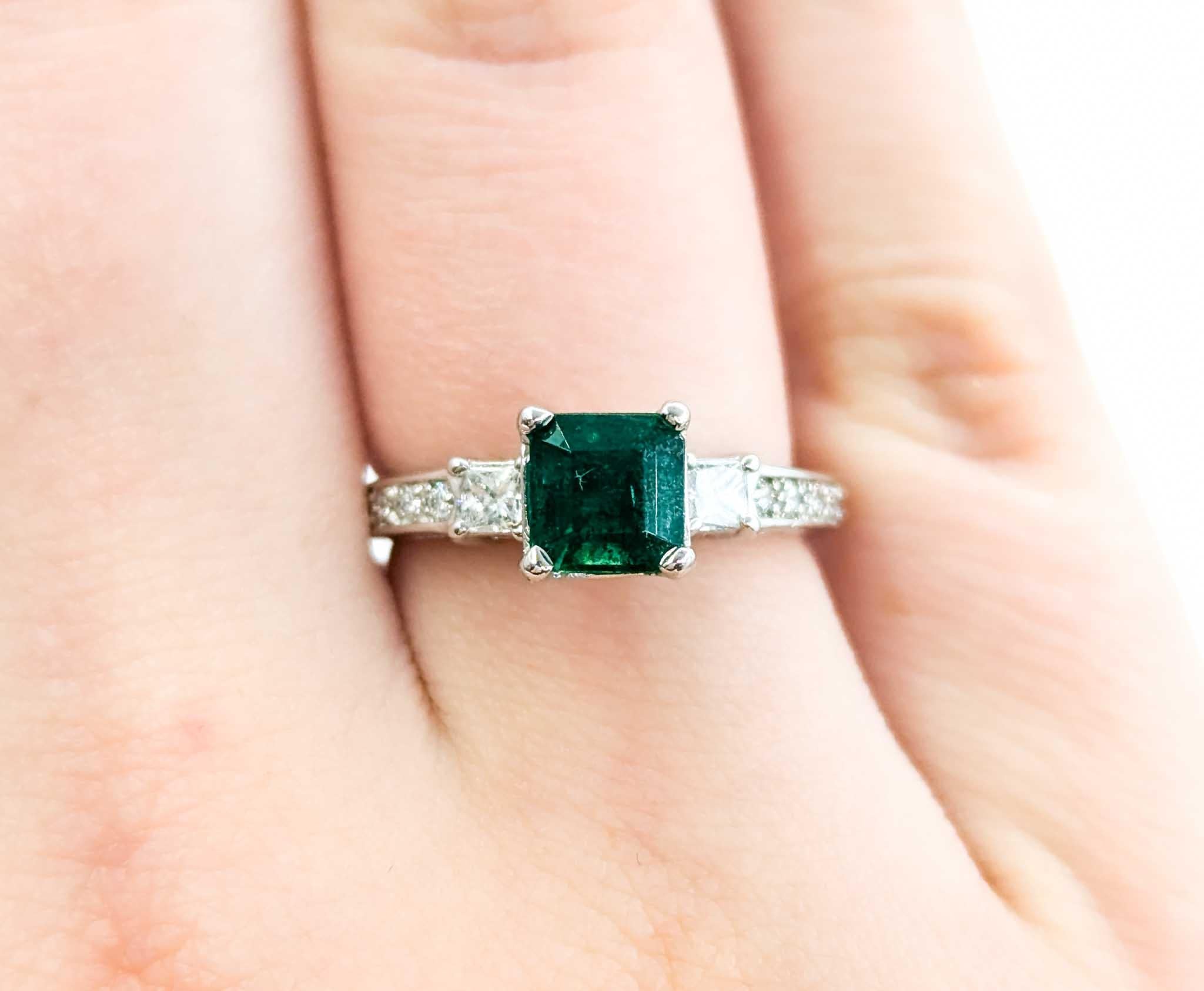 Weißgoldring mit strahlendem Smaragd und Diamant im Angebot 5
