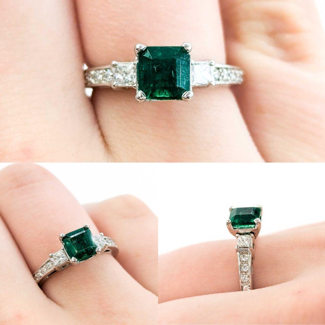 Weißgoldring mit strahlendem Smaragd und Diamant

Dieser atemberaubende Ring aus glänzendem 14-karätigem Weißgold präsentiert eine brillante Kombination aus einem Smaragd von 0,97 Karat und funkelnden Diamanten von 0,25 Karat. Das Herzstück, ein